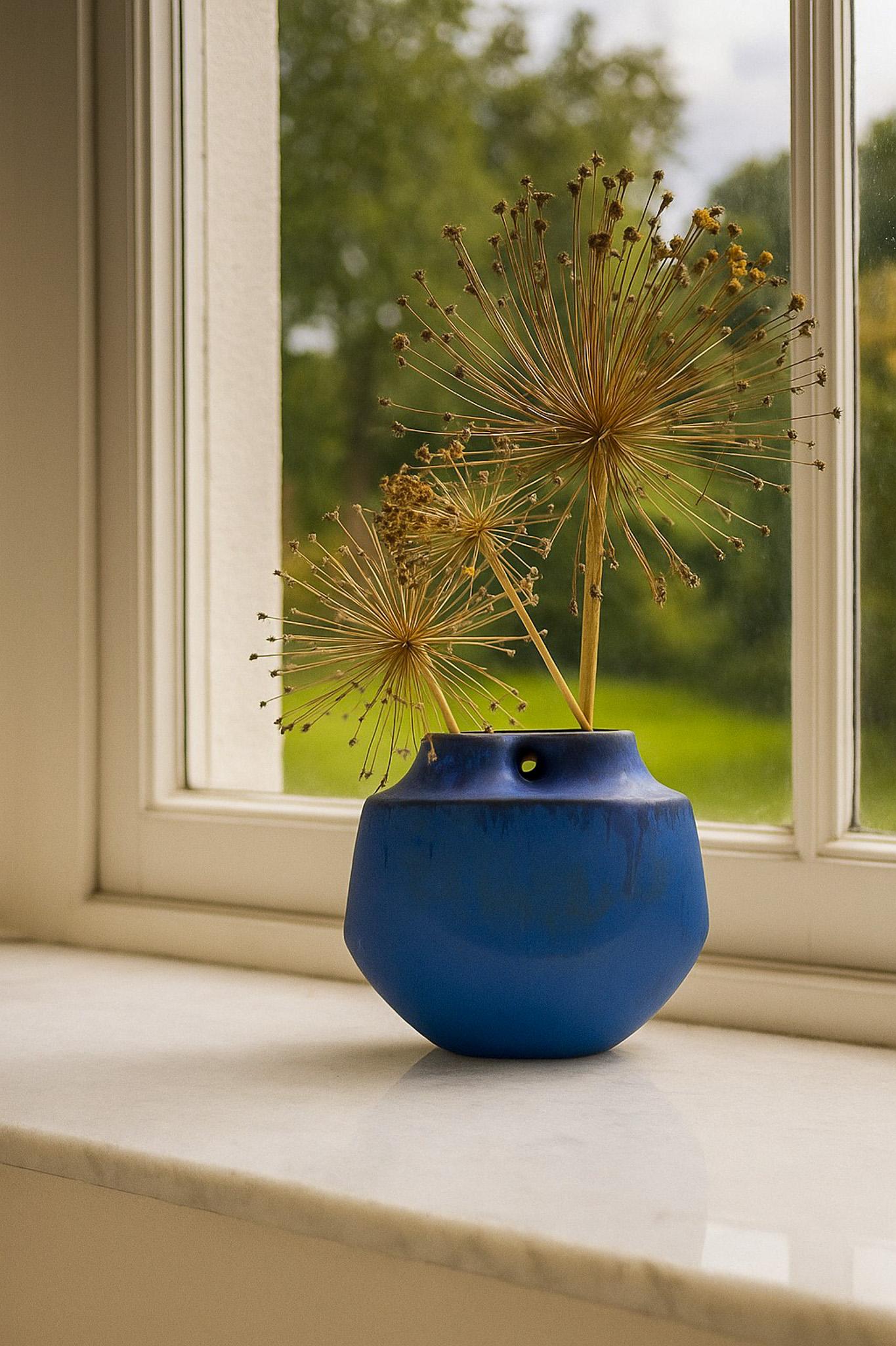 Vase en poterie scandinave moderne du milieu du siècle, de style ikebana, une pièce inhabituelle et tout aussi fantastique provenant de Knabstrup, au Danemark. Cette pièce a une allure très années 70 et présente une couleur et un glaçage étonnants :