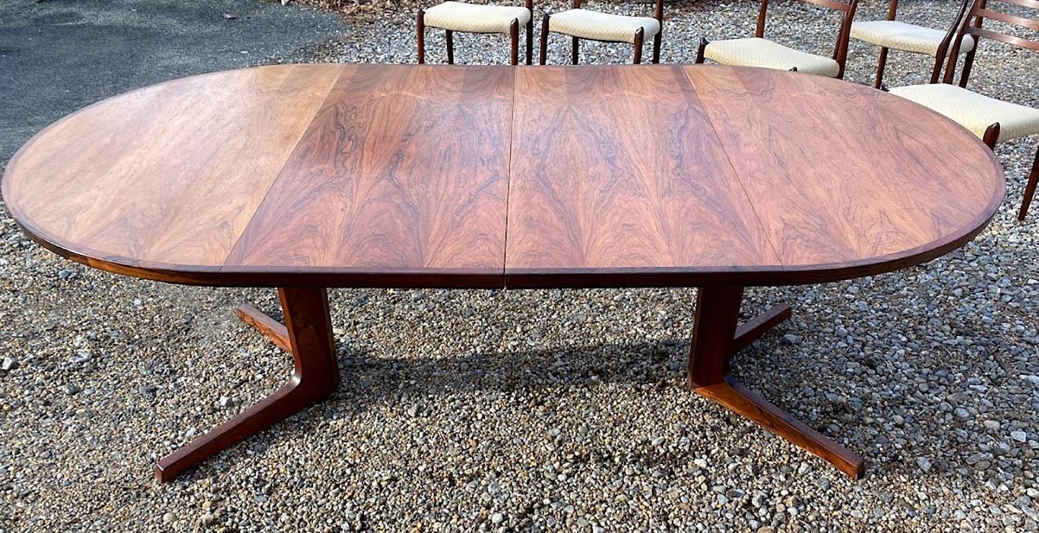 oval dining table with 2 leaves