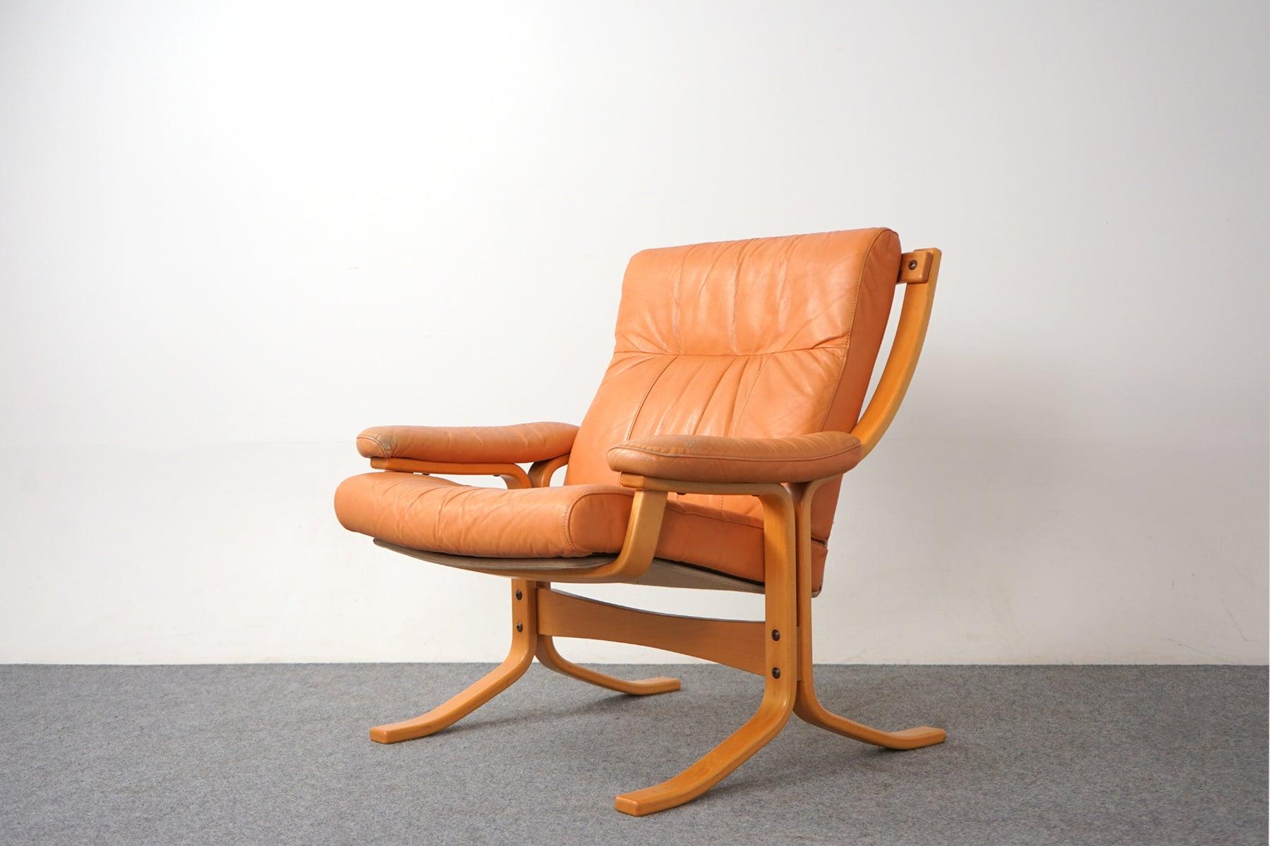 Beech wood and leather Scandinavian easy chair for Ekornes circa 1970's. Bent plywood frame supports an extremely comfortable hammock style floating seat. Original leather upholstery shows some wear. Great construction and quality.

Settle in with