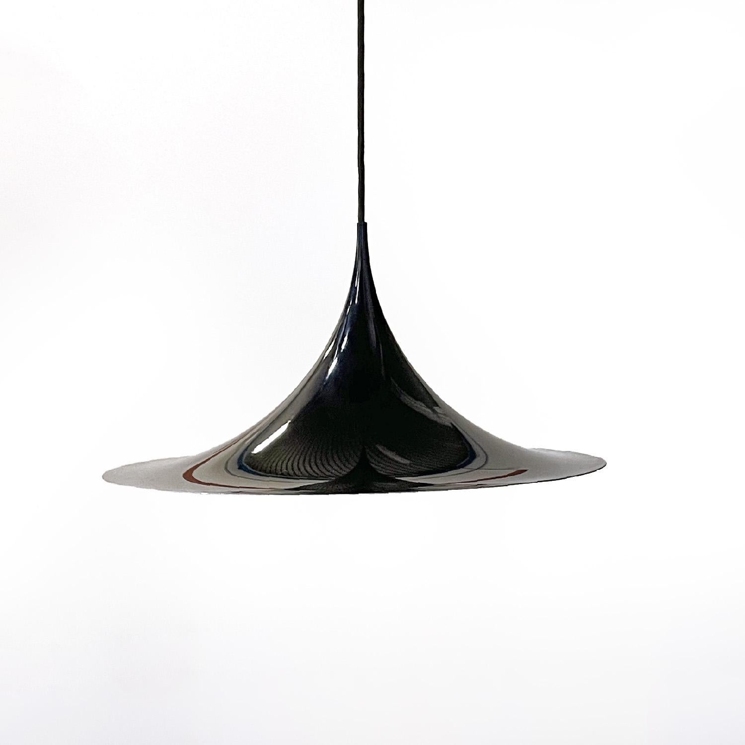Scandinavian mid-century modern black chandelier Semi by Fog & Mørup, 1960
Chandelier mod. Semi with round base lampshade in shiny white enamelled metal on the inside and shiny black on the outside. The cable and the ceiling connection are also in