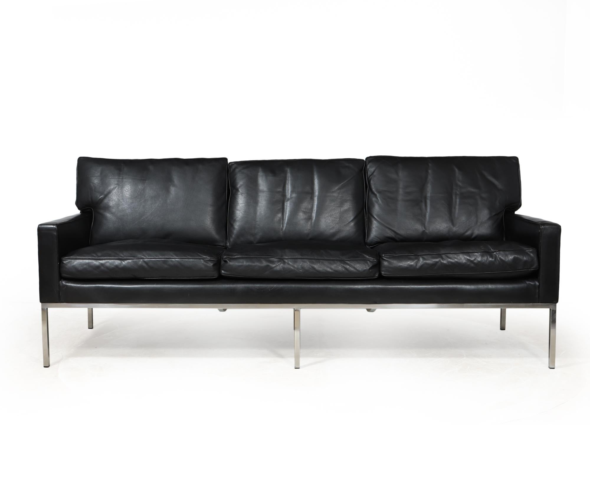 CANAPÉ EN CUIR NOIR DU MILIEU DU SIÈCLE  
Ce The Scandinavian Mid Century Modern Black Leather Sofa est une pièce intemporelle qui respire la sophistication et l'élégance. Le revêtement en cuir noir et les coussins souples offrent non seulement du