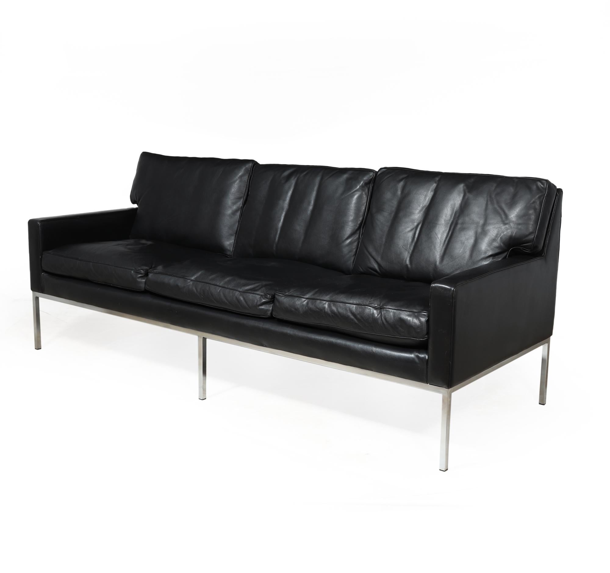 Mid-Century Modern Canapé scandinave en cuir noir The Moderns en vente