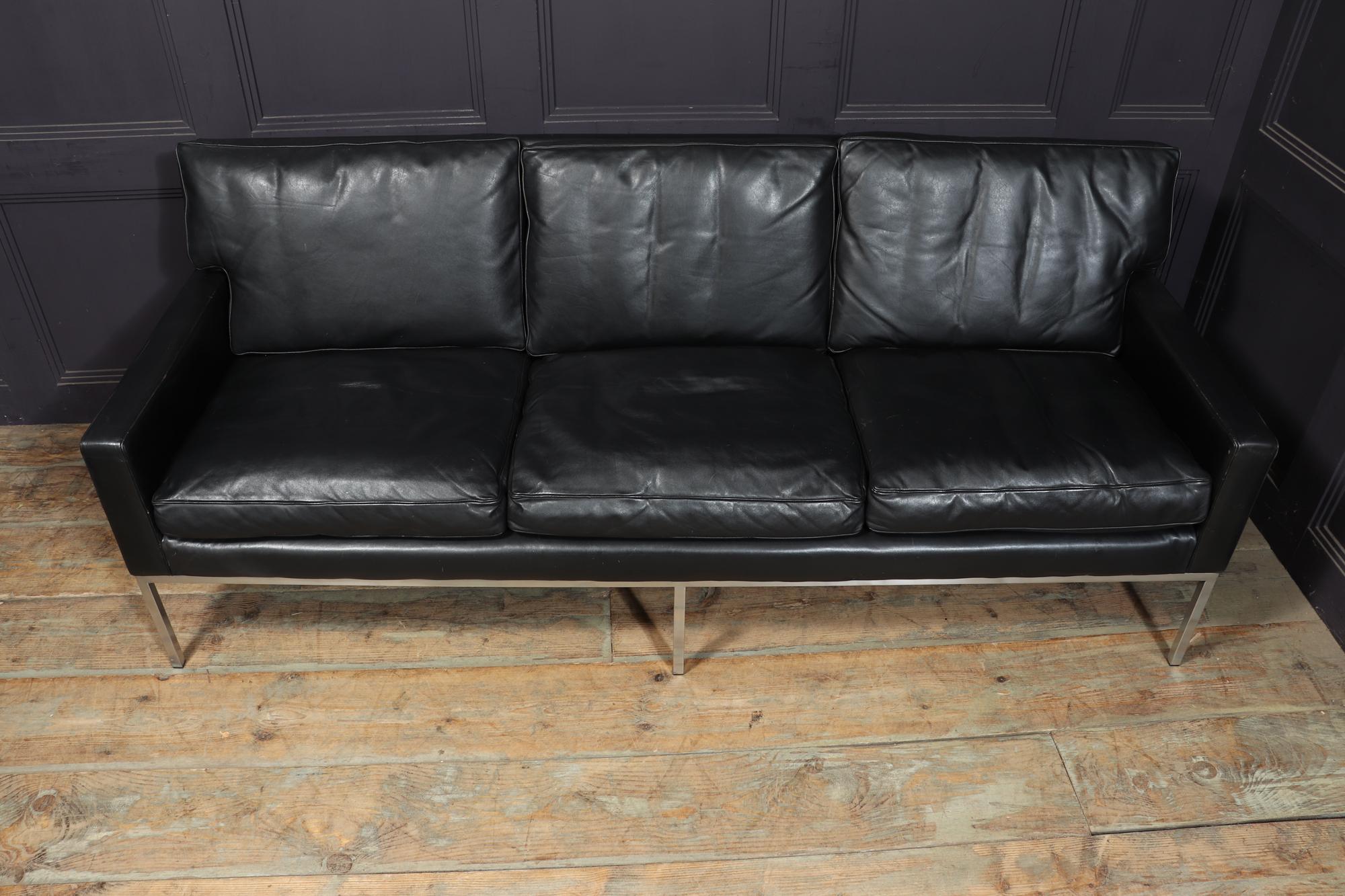 Suédois Canapé scandinave en cuir noir The Moderns en vente