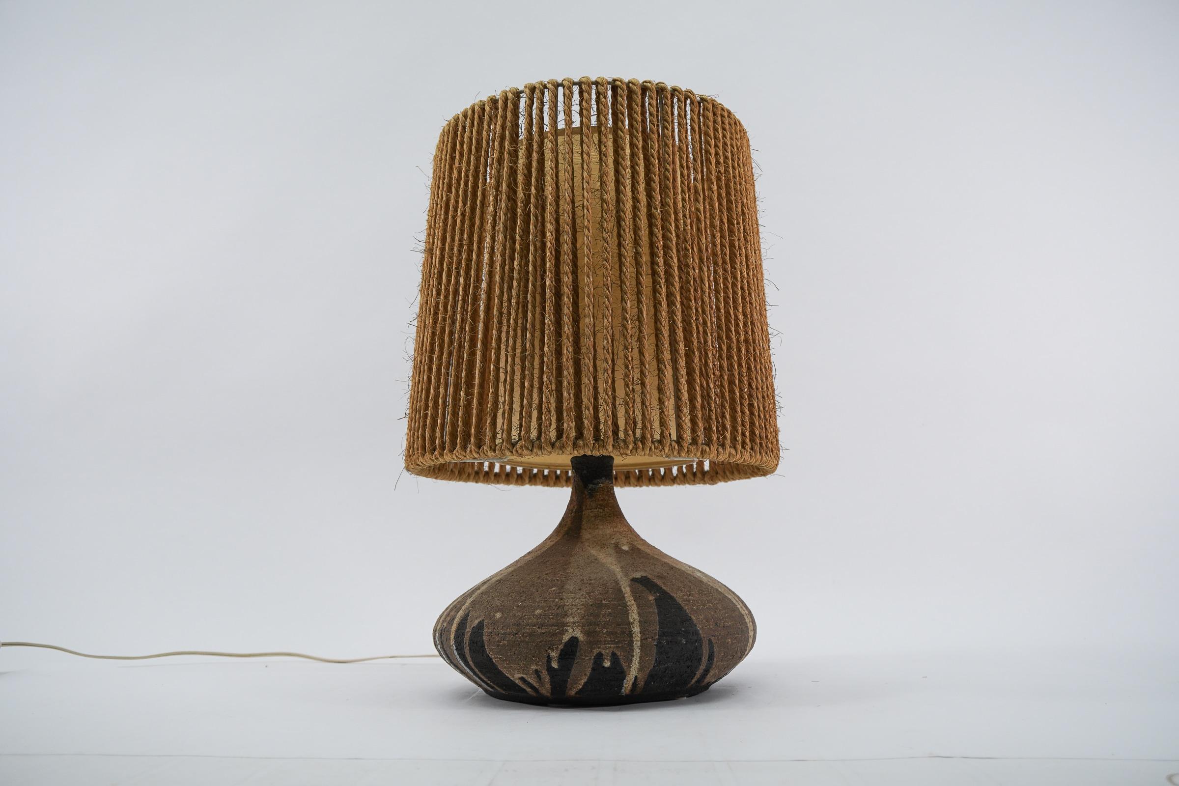 Ausgeführt in Keramik und Jute. Die Lampe benötigt 1 x E27 / E26 Edison-Schraube fit Glühbirne, ist verkabelt, in funktionsfähigem Zustand und läuft sowohl auf 110 / 230 Volt.

Unsere Lampen werden geprüft, gereinigt und sind für den Einsatz in