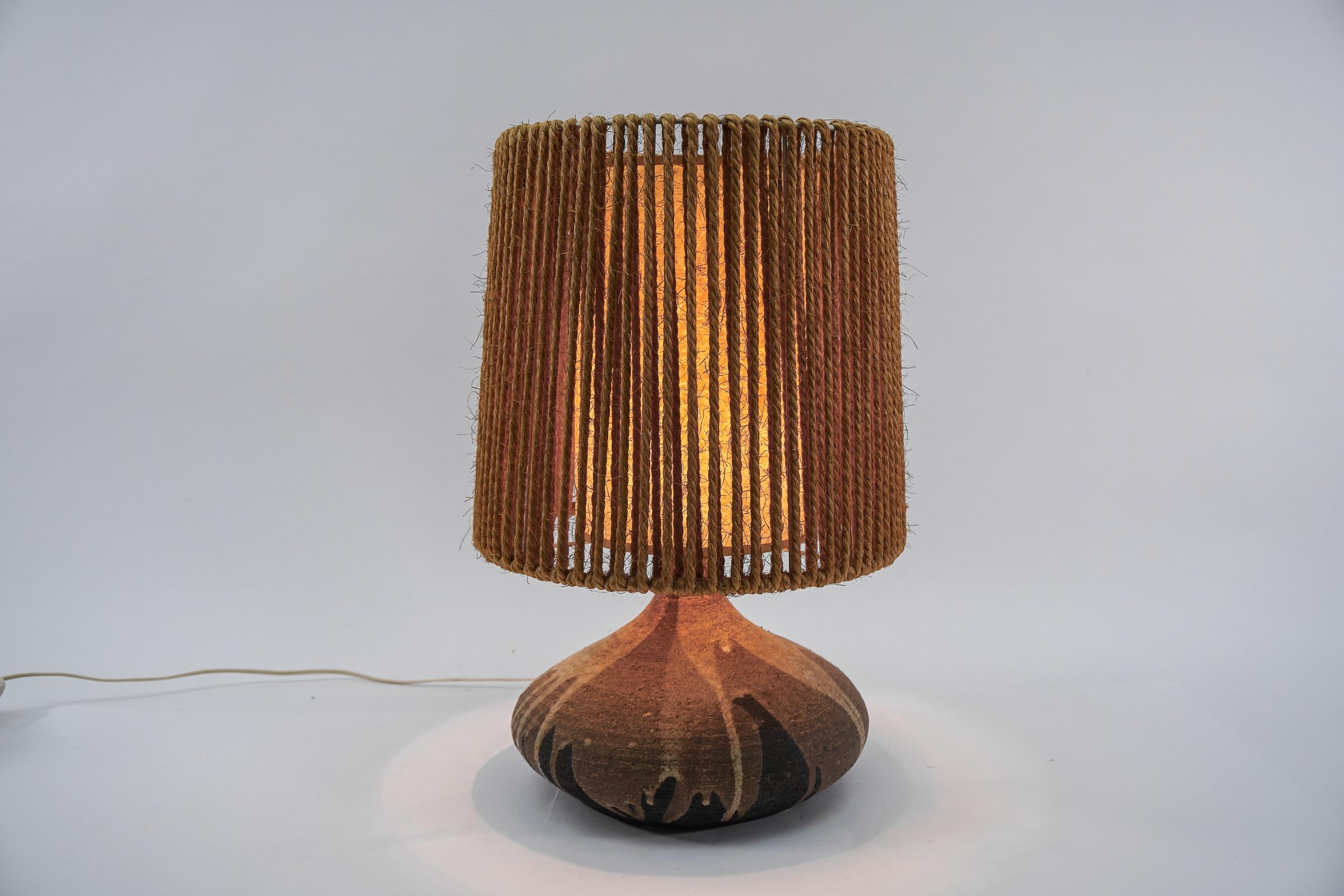 Skandinavische Mid-Century-Modern-Tischlampe aus Keramik, 1960er Jahre  (Skandinavische Moderne) im Angebot