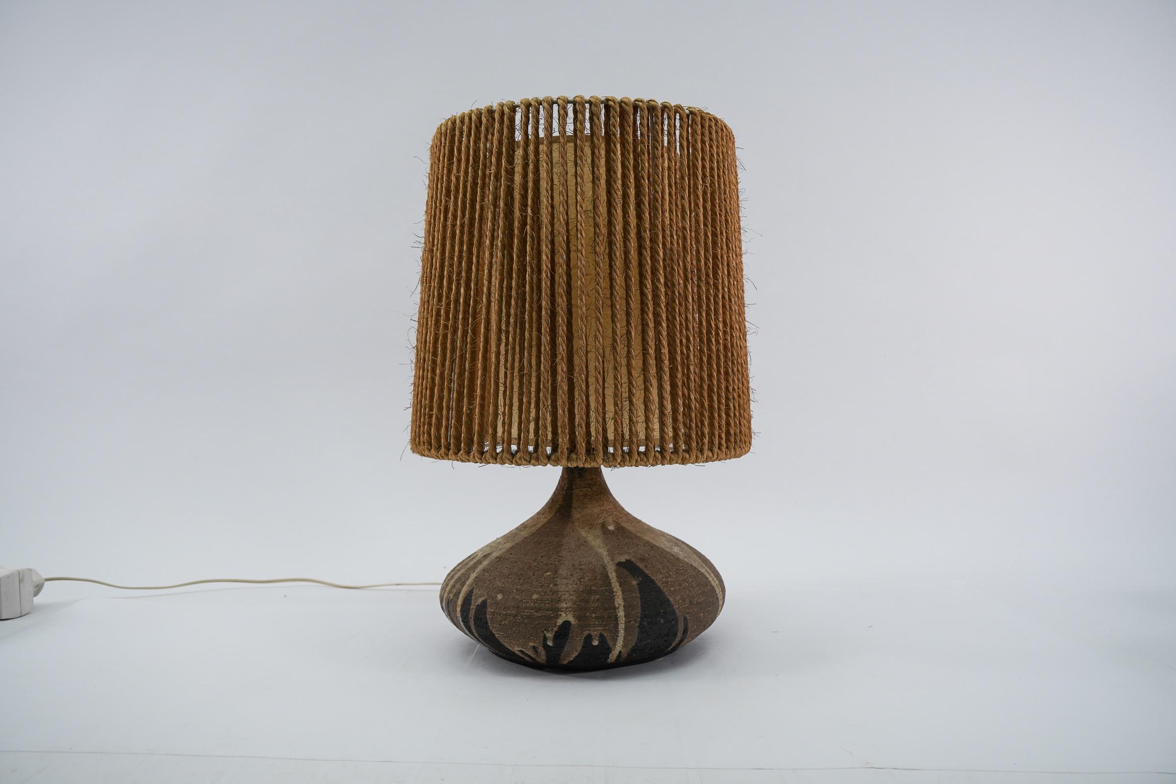 Scandinavo Lampada da tavolo scandinava in ceramica della metà del secolo scorso, anni '60 in vendita