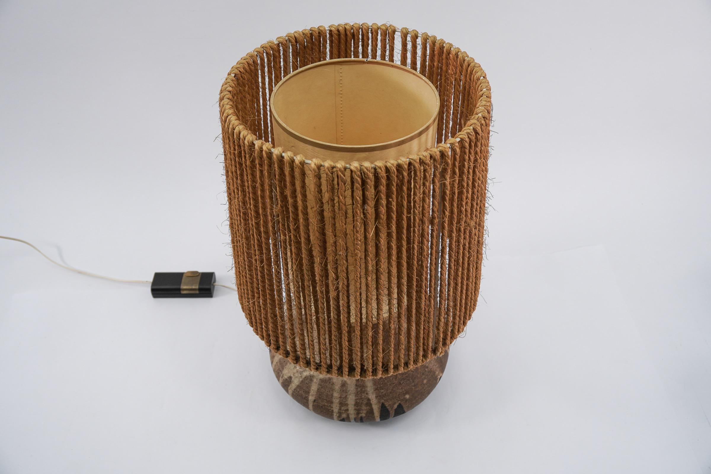 Lampada da tavolo scandinava in ceramica della metà del secolo scorso, anni '60 in vendita 2