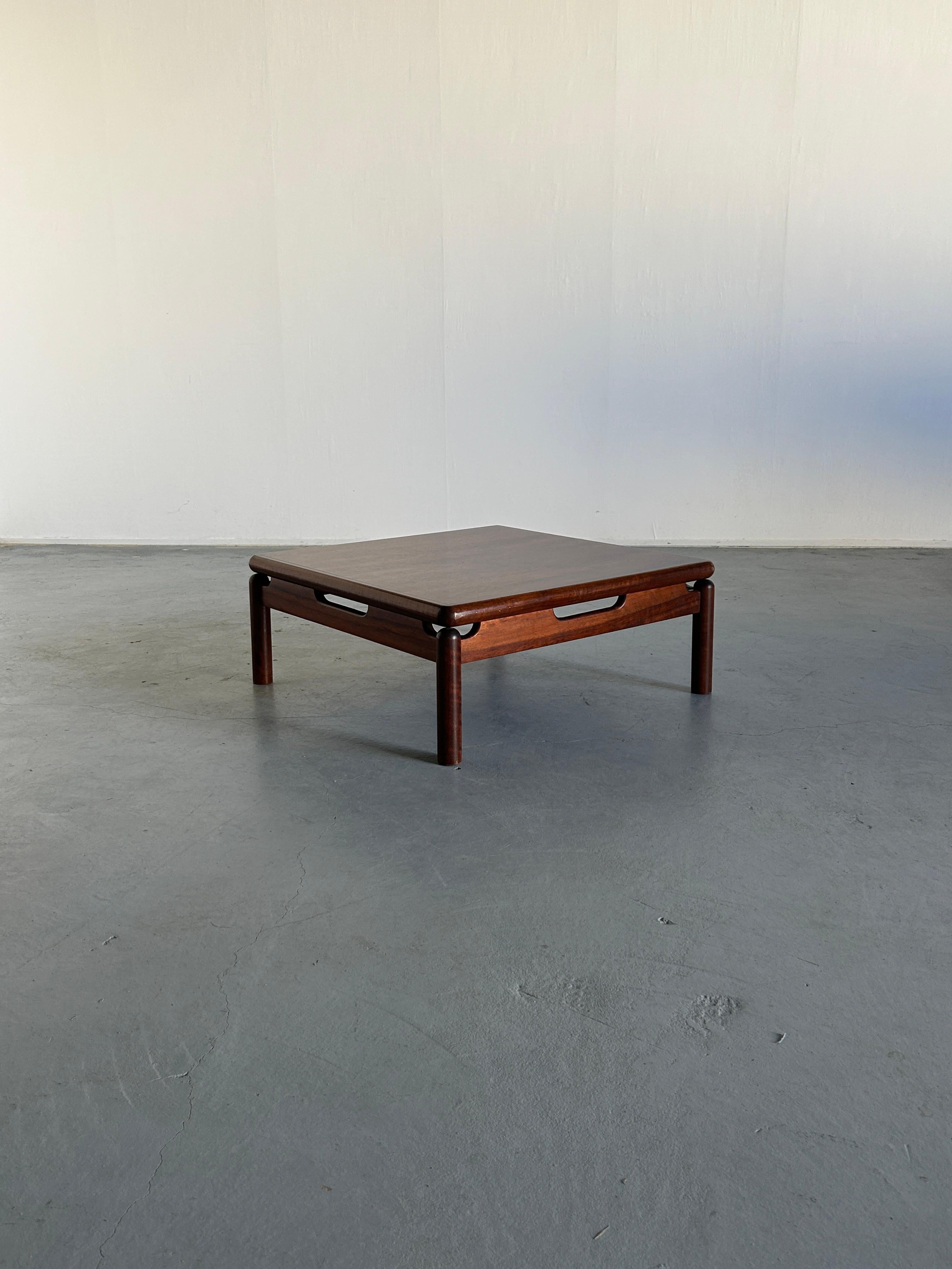 A beautiful and elegant rosewood coffee table or club table, produced by Opal Möbel in the early 1970s in Germany.
Scandinavian Mid-Century-Modern style and era.
Original label.

A perfect central or side piece of any Mid-Century or modernist