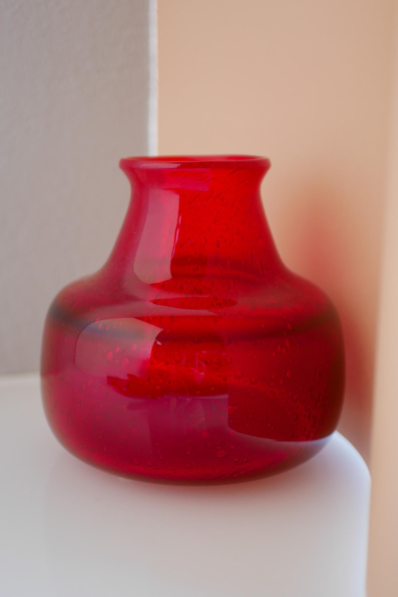 Una fantastica e rara ciotola in vetro realizzata e firmata da Erik Höglund, il maestro del vetro architettonico, parte della Swedish Modern Abstract Art Glass degli anni Sessanta. Questo vaso è così  tipico del suo design, audace ma anche semplice,