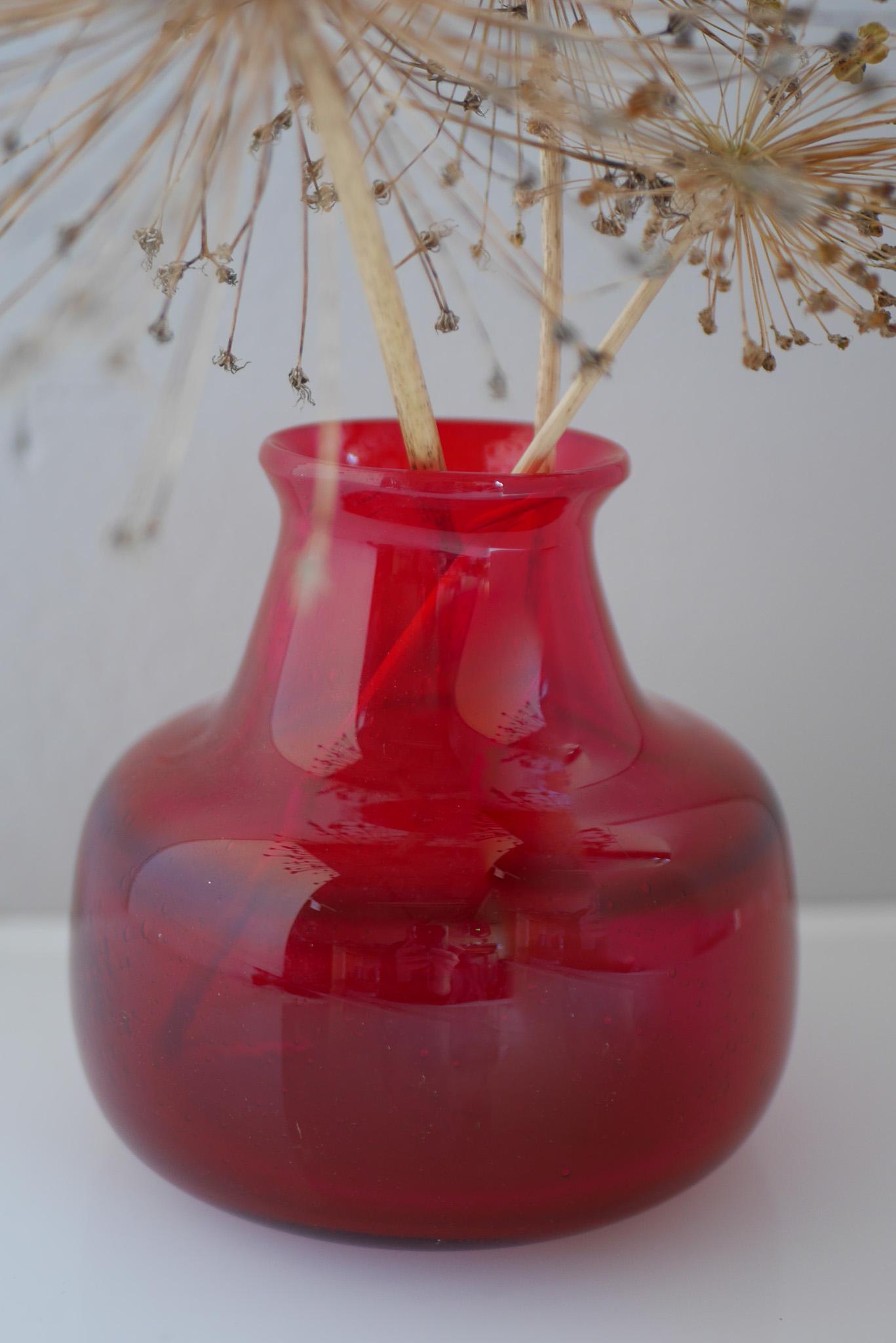 Fatto a mano Vaso in vetro artistico di Erik Höglund, Svezia, dal design scandinavo di metà secolo moderno in vendita