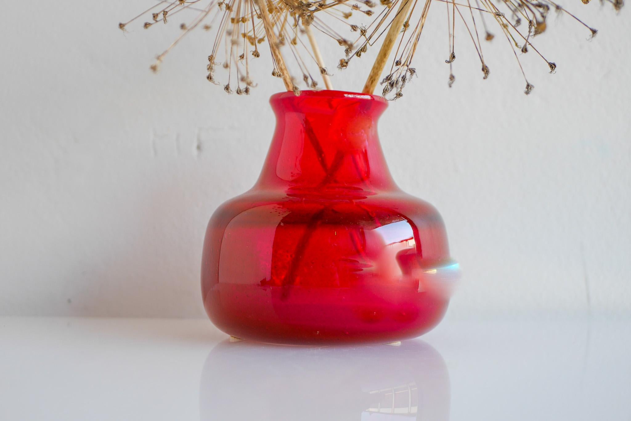 Vetro Vaso in vetro artistico di Erik Höglund, Svezia, dal design scandinavo di metà secolo moderno in vendita