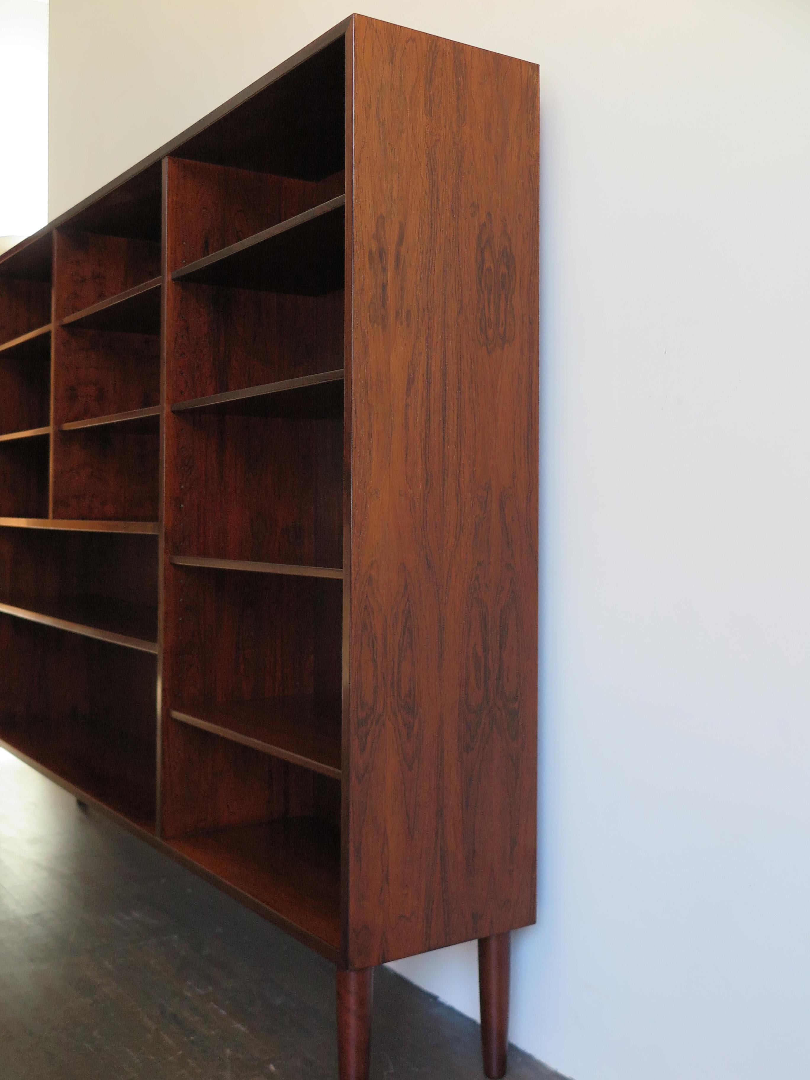 Skandinavisches dunkles Holz Bücherregal im Mid-Century-Modern-Design, Dänemark, 1960er Jahre (Moderne der Mitte des Jahrhunderts) im Angebot