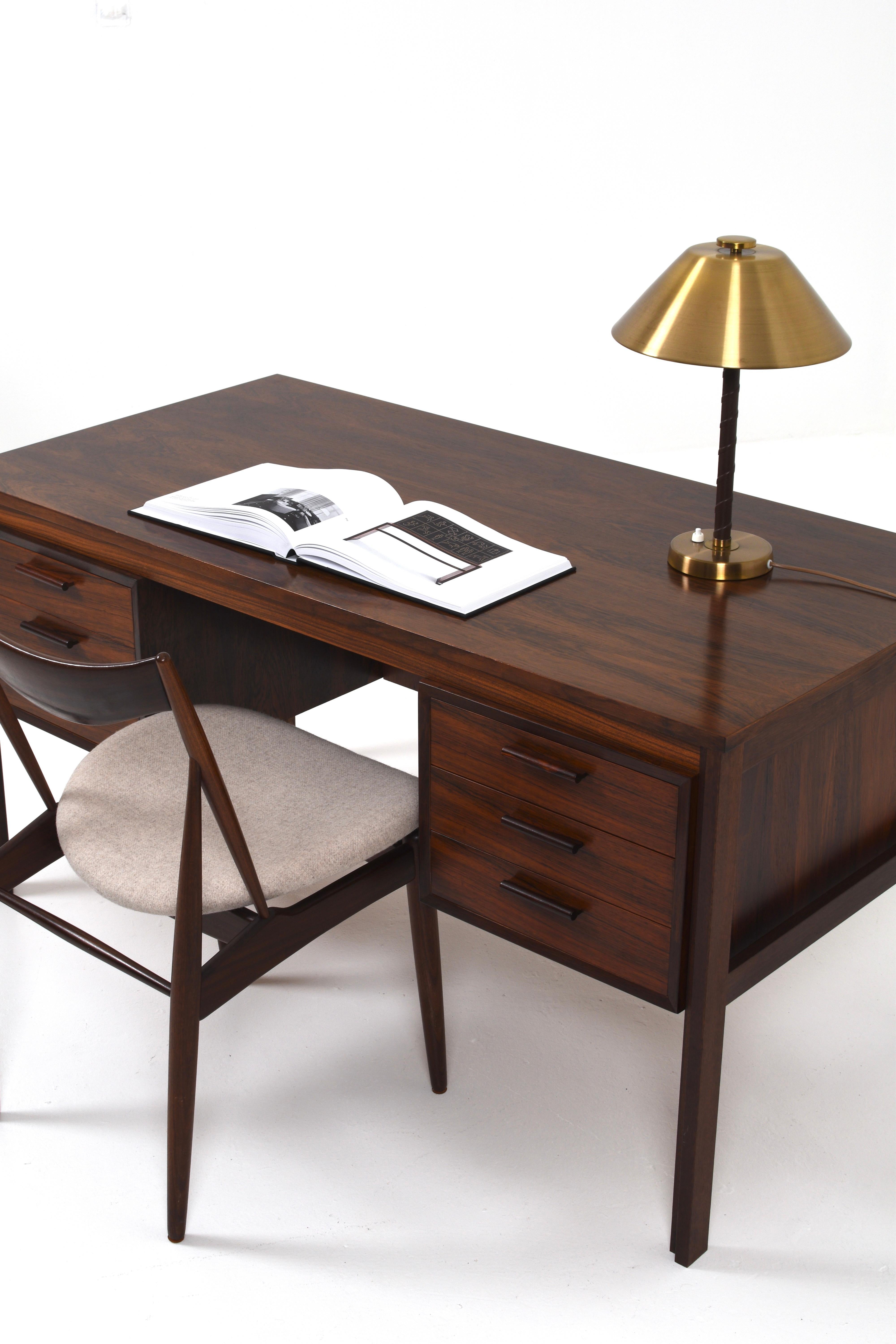 The desk's modern and elegant design makes it an attractive addition to any room. The clean and smooth surface gives a professional look that fits perfectly in both home offices and workplaces.

The desk has six spacious drawers, three on each side,