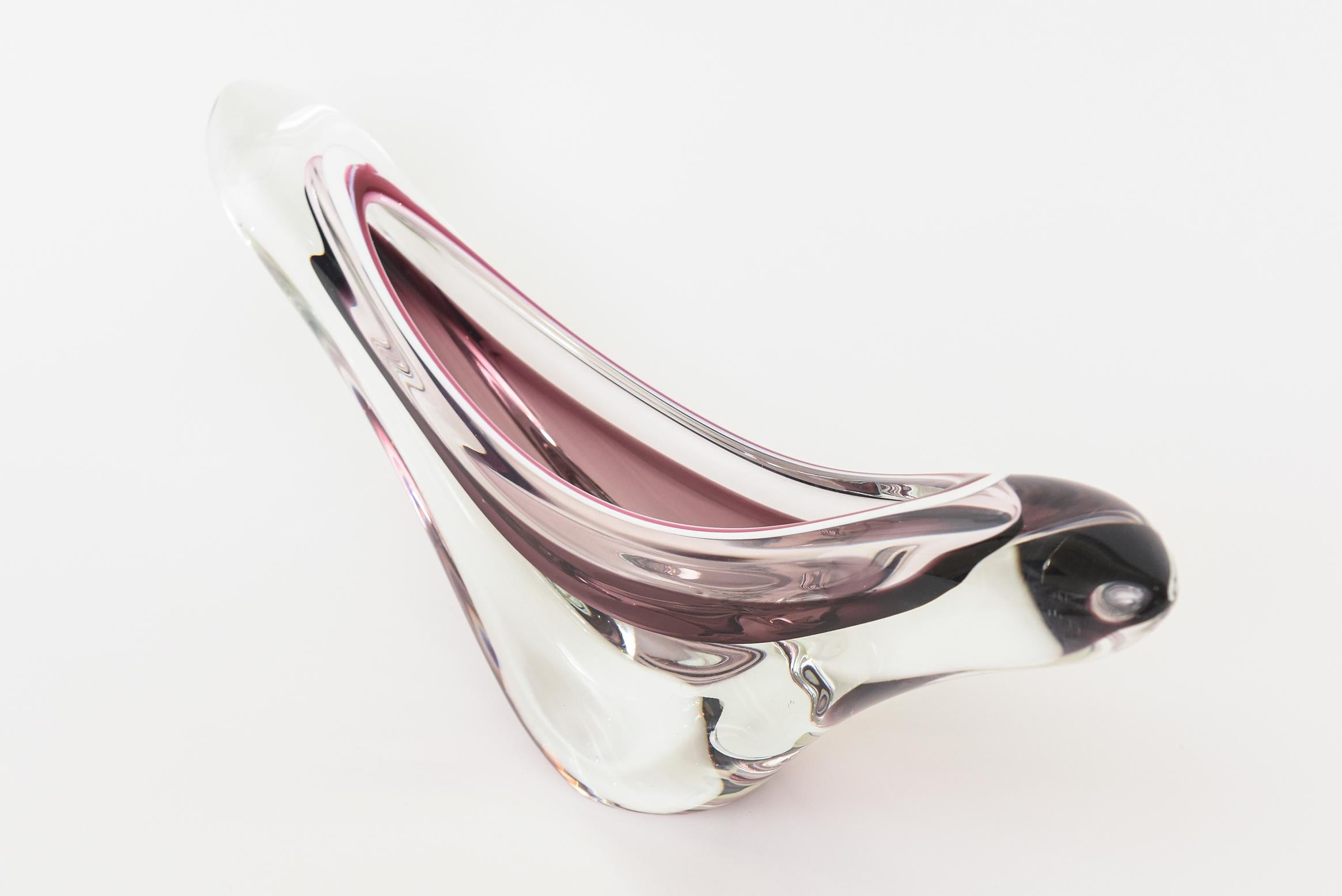 Cuenco escandinavo rojo rosa de cristal moderno de mediados de siglo, de Paul Kedelv para Flygsfors Europeo en venta