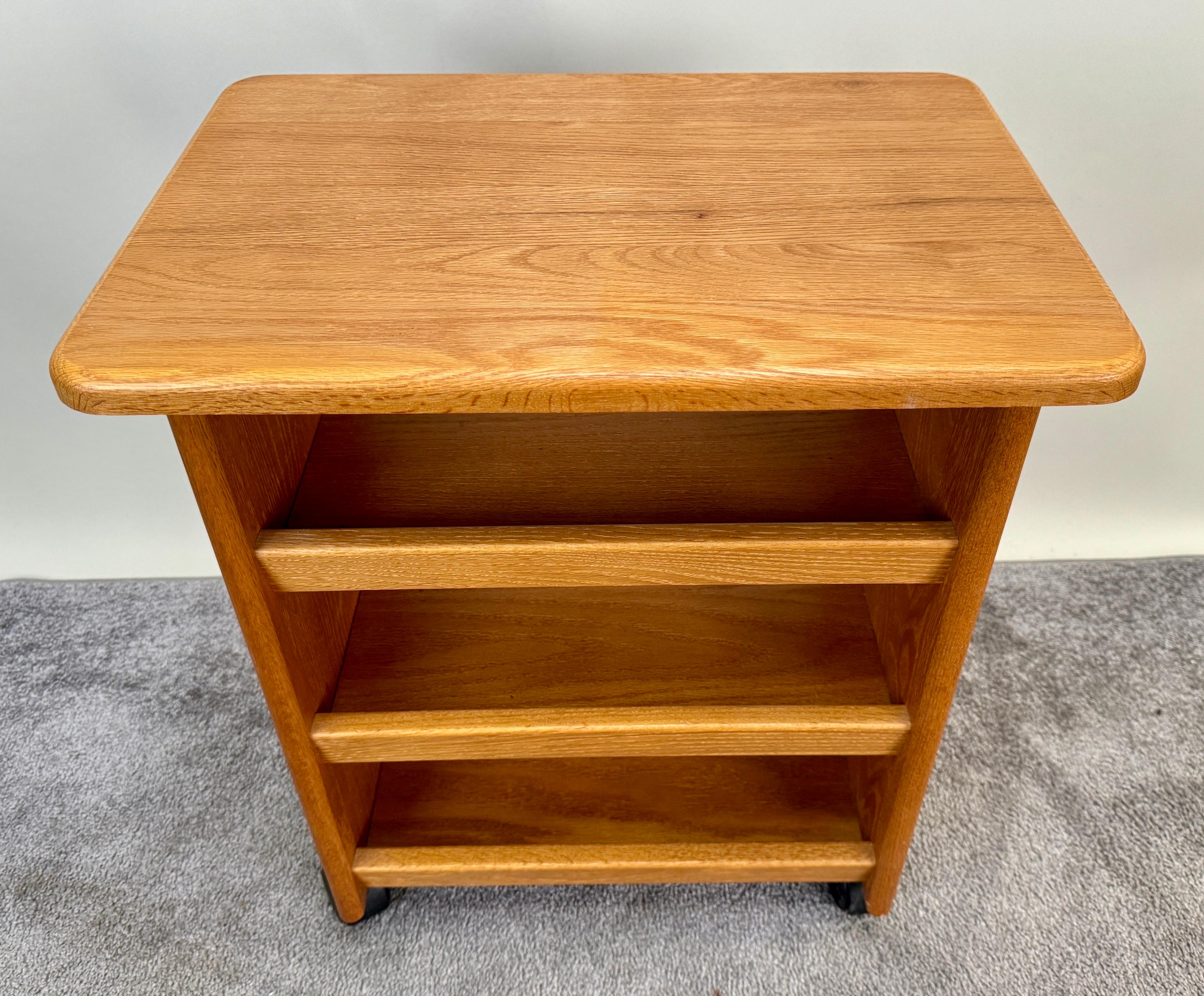 Un carrello da portata a tre ripiani in stile Mid Century Modern scandinavo. Versatile nello stile e nell'uso,  Il carrello scandinavo è molto ben realizzato in legno di quercia di qualità, è studiato e ha quattro settimane di tempo.  per