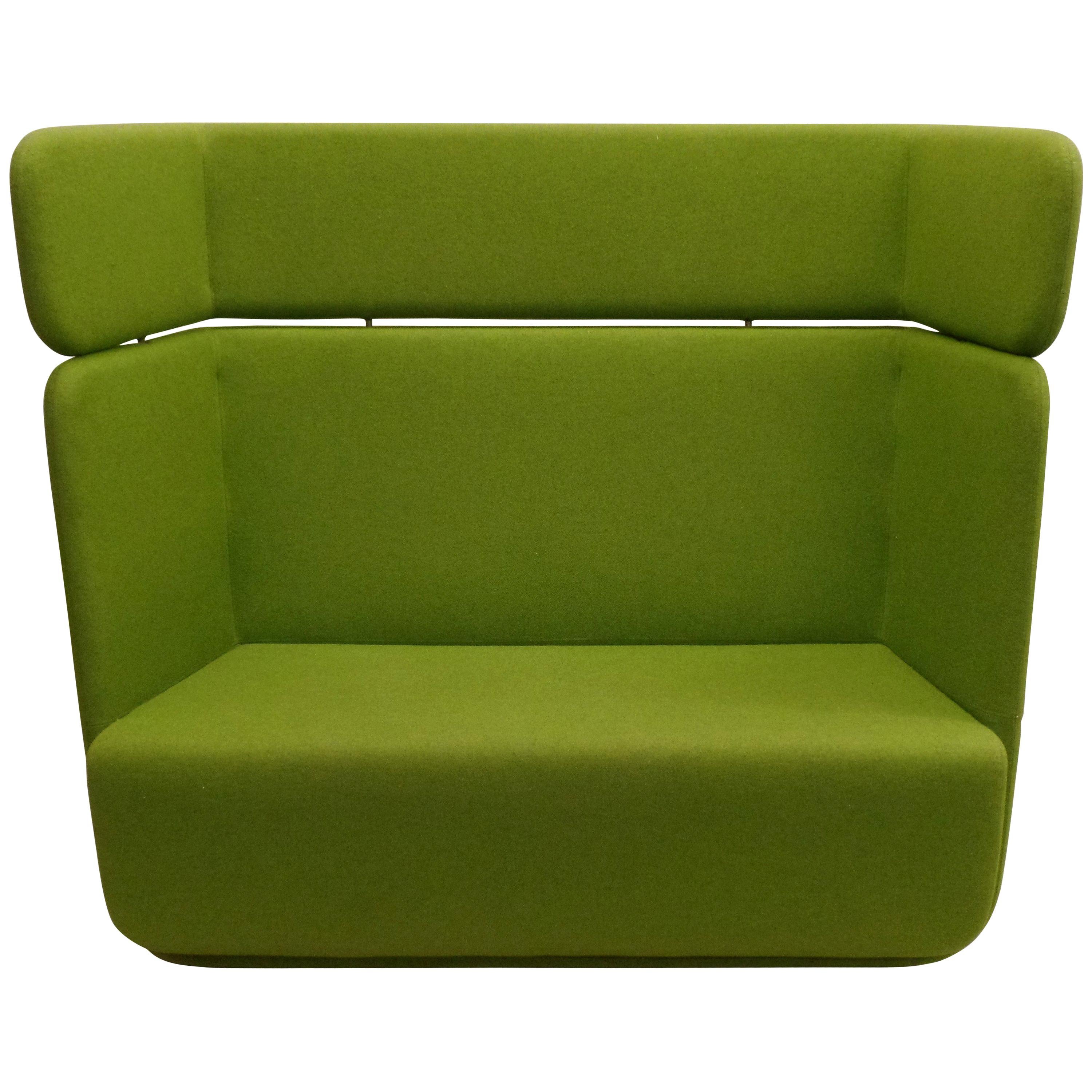 Canapé ou sofa scandinave moderne du milieu du siècle, à haut dossier en forme d'aile, vert mousse