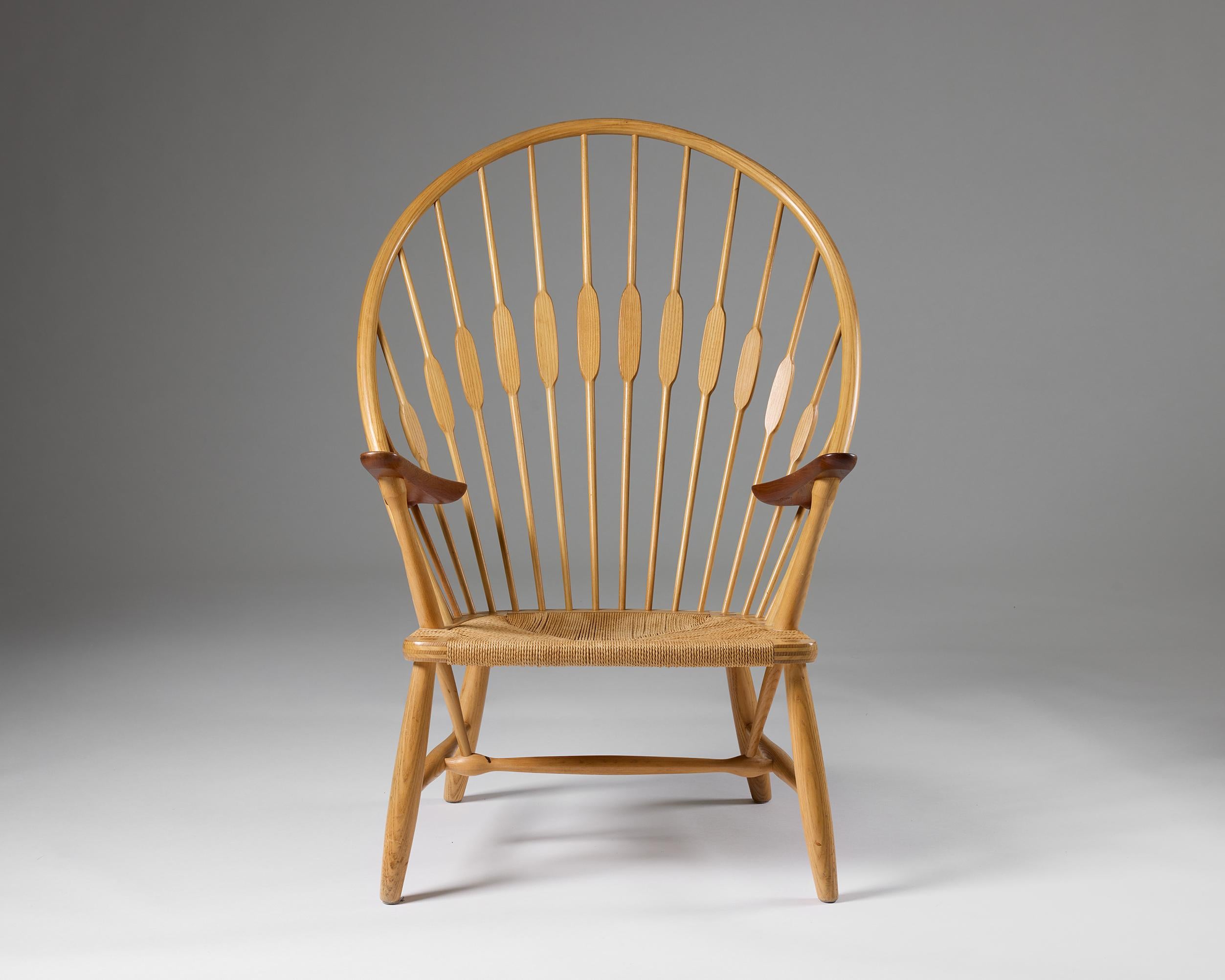 La Sedia Peacock di Hans J. Wegner del 1947 (modello PP550) è un esempio di fusione tra l'artigianato tradizionale e i principi del design modernista. Ispirandosi alla classica sedia Windsor inglese, Wegner ne ha reinterpretato la forma per creare