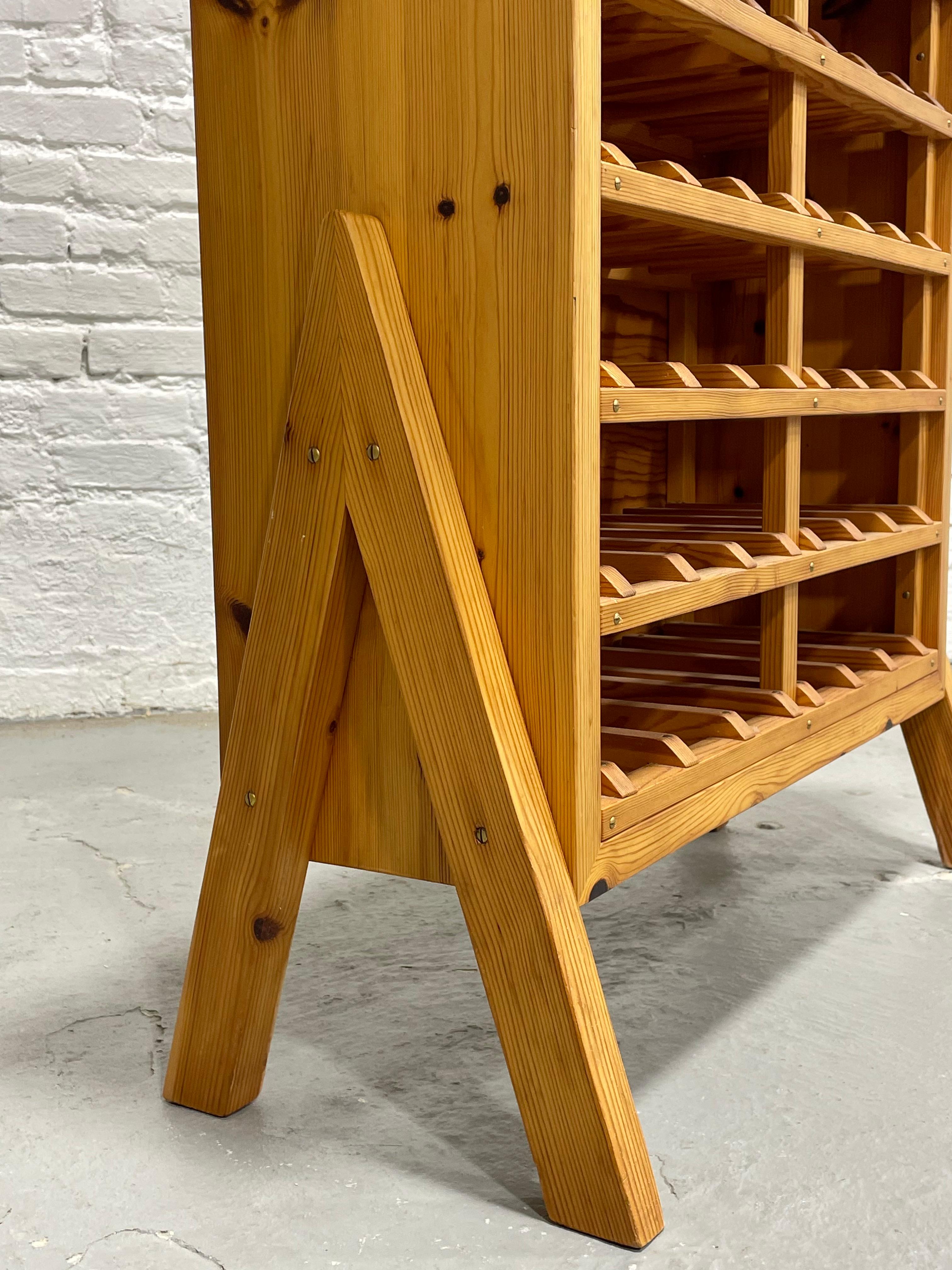 Rustico SCANDINAVIAN Mid Century Modern PINE Wine Rack c. 1970’s in vendita