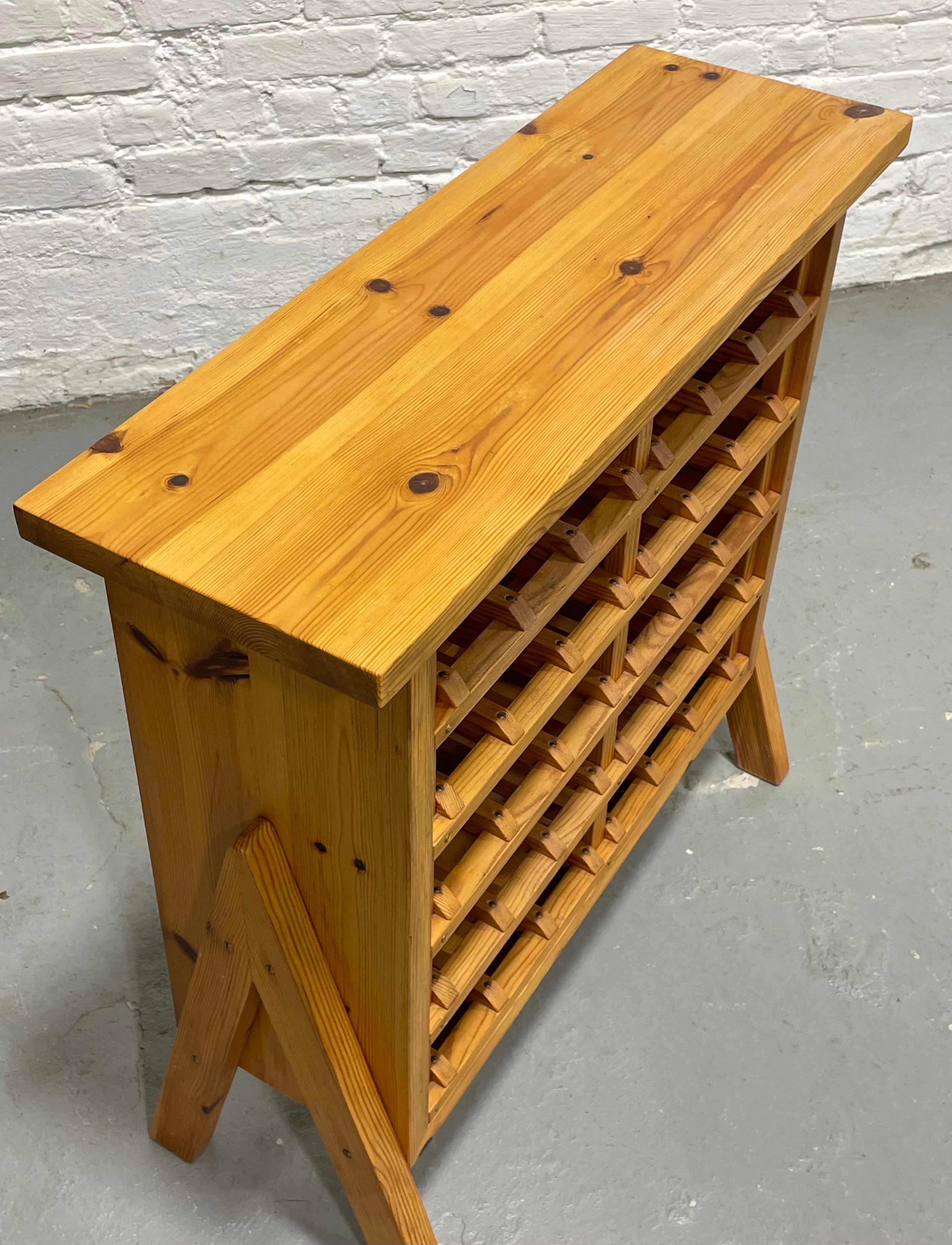 Fine XX secolo SCANDINAVIAN Mid Century Modern PINE Wine Rack c. 1970’s in vendita