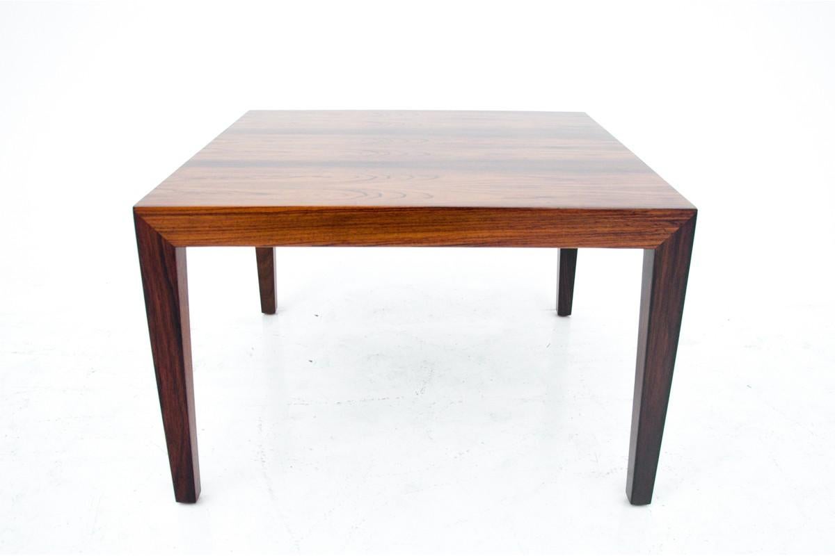 Cette élégante table basse en bois de rose du Danemark, datant des années 1960, met en valeur la beauté intemporelle du design moderne scandinave. Avec sa forme minimale et simple, la table met l'accent sur des lignes épurées et un superbe