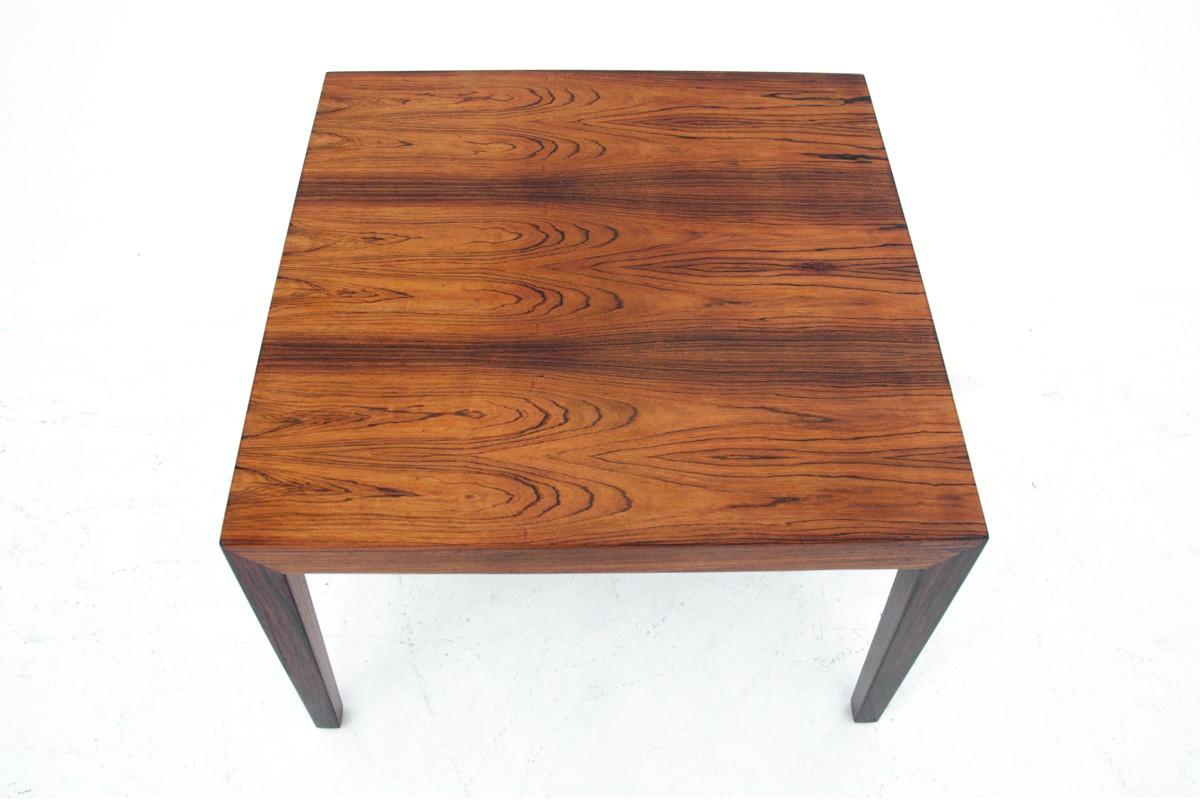 Table d'appoint / table basse scandinave en bois de rose, The Moderns, circa 1960s en vente 1
