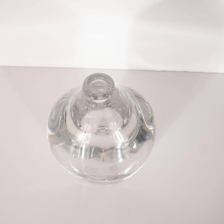 Milieu du XXe siècle Vase en verre translucide sculptural scandinave moderne Mid Century modern d'Orrefors en vente