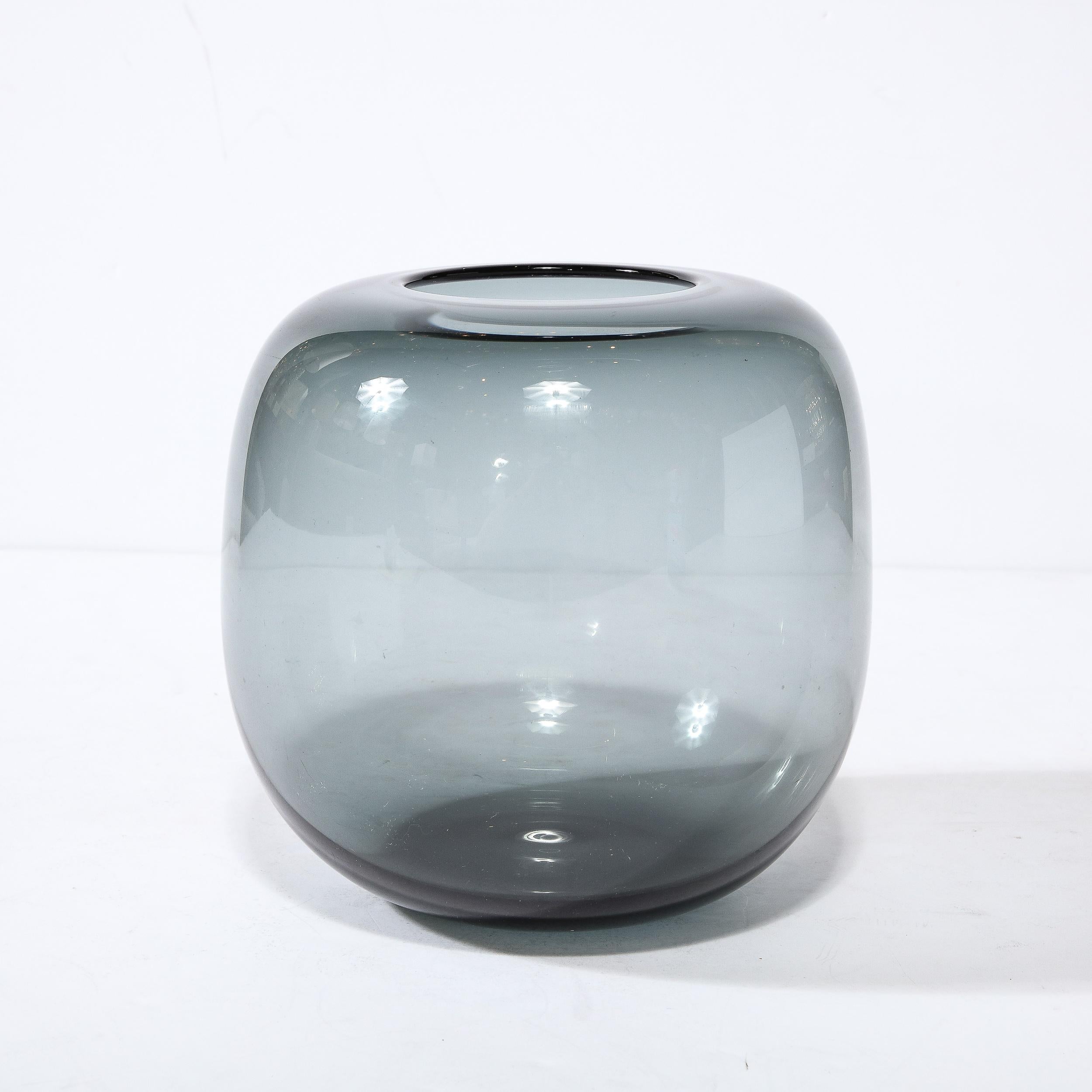 Danois Vase en verre translucide fumé scandinave moderne du milieu du siècle dernier de Holmegaard en vente