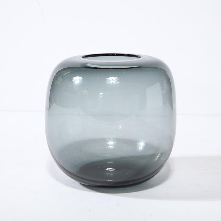Skandinavische Mid-Century Modern-Vase aus durchscheinendem Rauchglas von Holmegaard im Angebot bei 1stDibs Deutschland