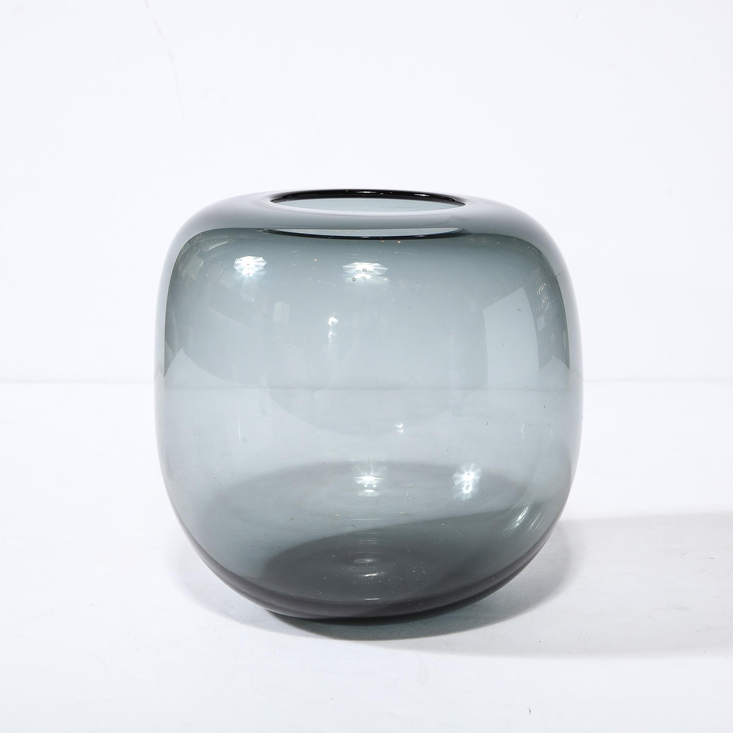 Milieu du XXe siècle Vase en verre translucide fumé scandinave moderne du milieu du siècle dernier de Holmegaard en vente