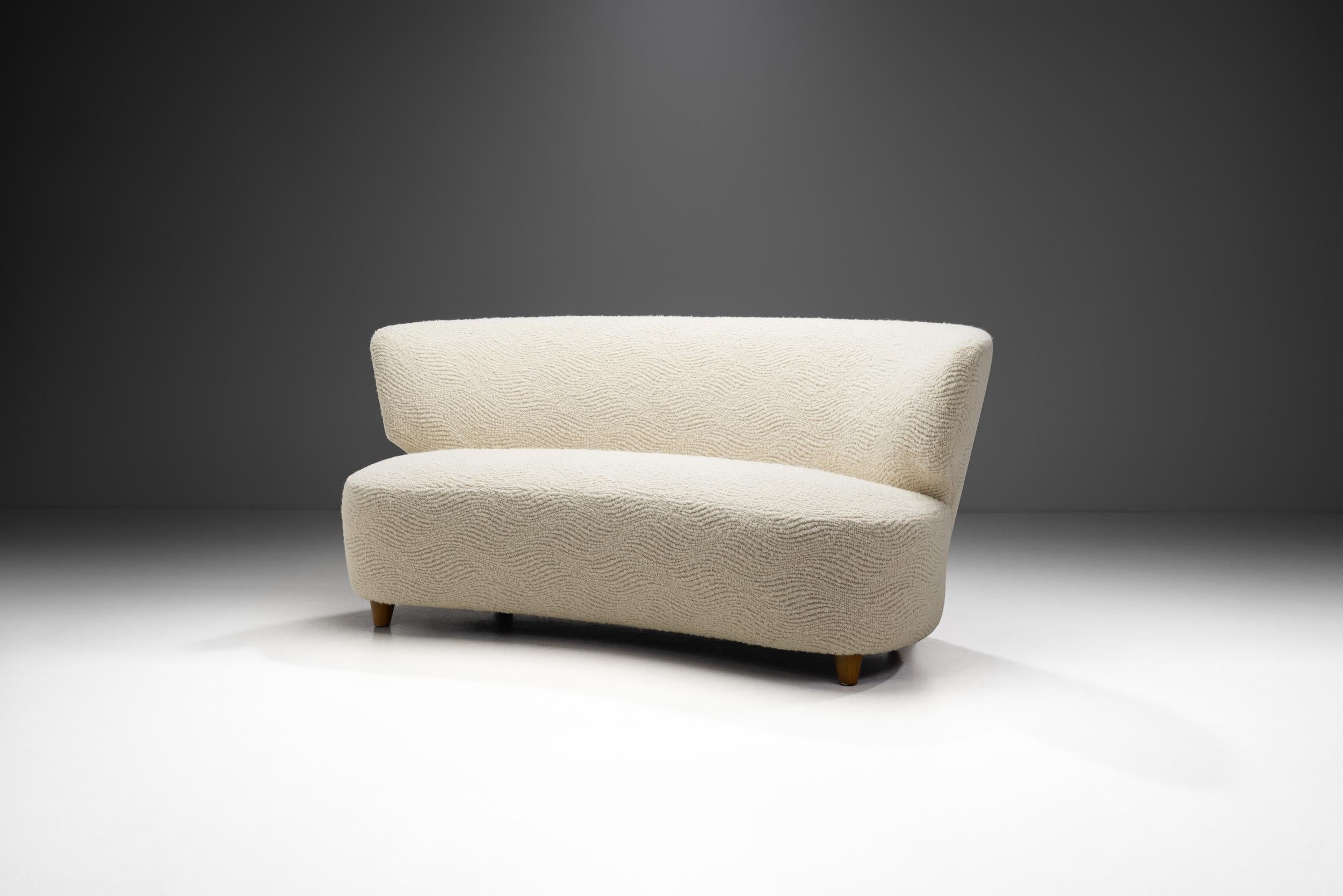 Scandinavian Mid-Century Modern Sofa Upholstered in Bouclé, Scandinavia ca 1950s In Good Condition For Sale In Utrecht, NL