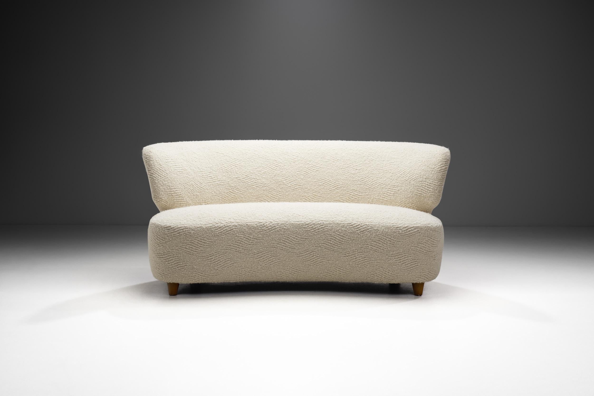 Skandinavisches Sofa aus der Mitte des Jahrhunderts, gepolstert mit Bouclé, Skandinavien ca. 1950er Jahre (Skandinavische Moderne) im Angebot