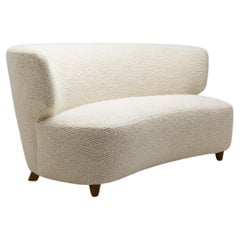 Skandinavisches Sofa aus der Mitte des Jahrhunderts, gepolstert mit Bouclé, Skandinavien ca. 1950er Jahre