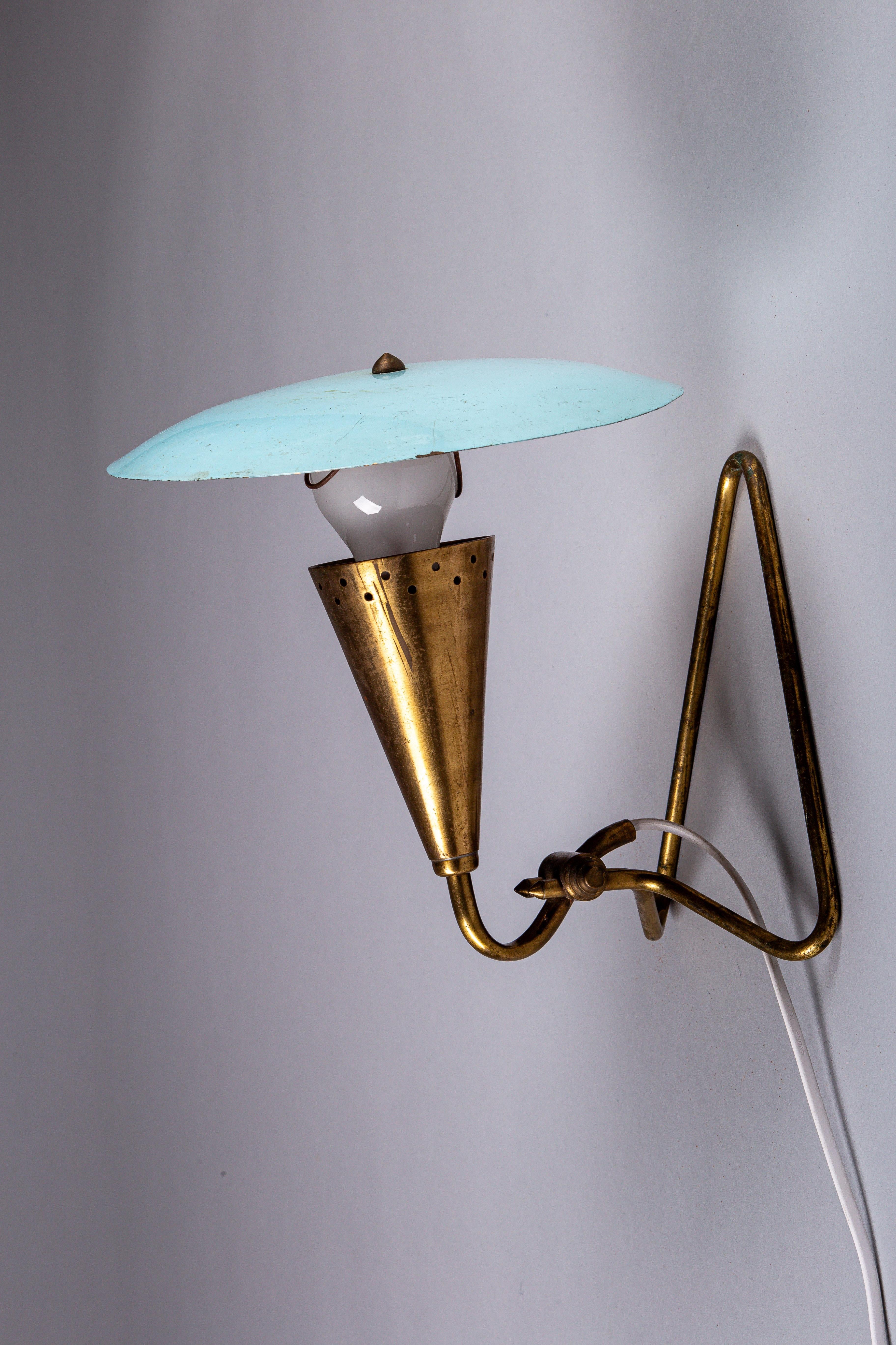 Ilumina tu espacio con la elegancia atemporal de nuestro aplique escandinavo de latón macizo de mediados de siglo. Esta pieza, meticulosamente elaborada, encarna la esencia del diseño vintage escandinavo, y combina forma y función en perfecta