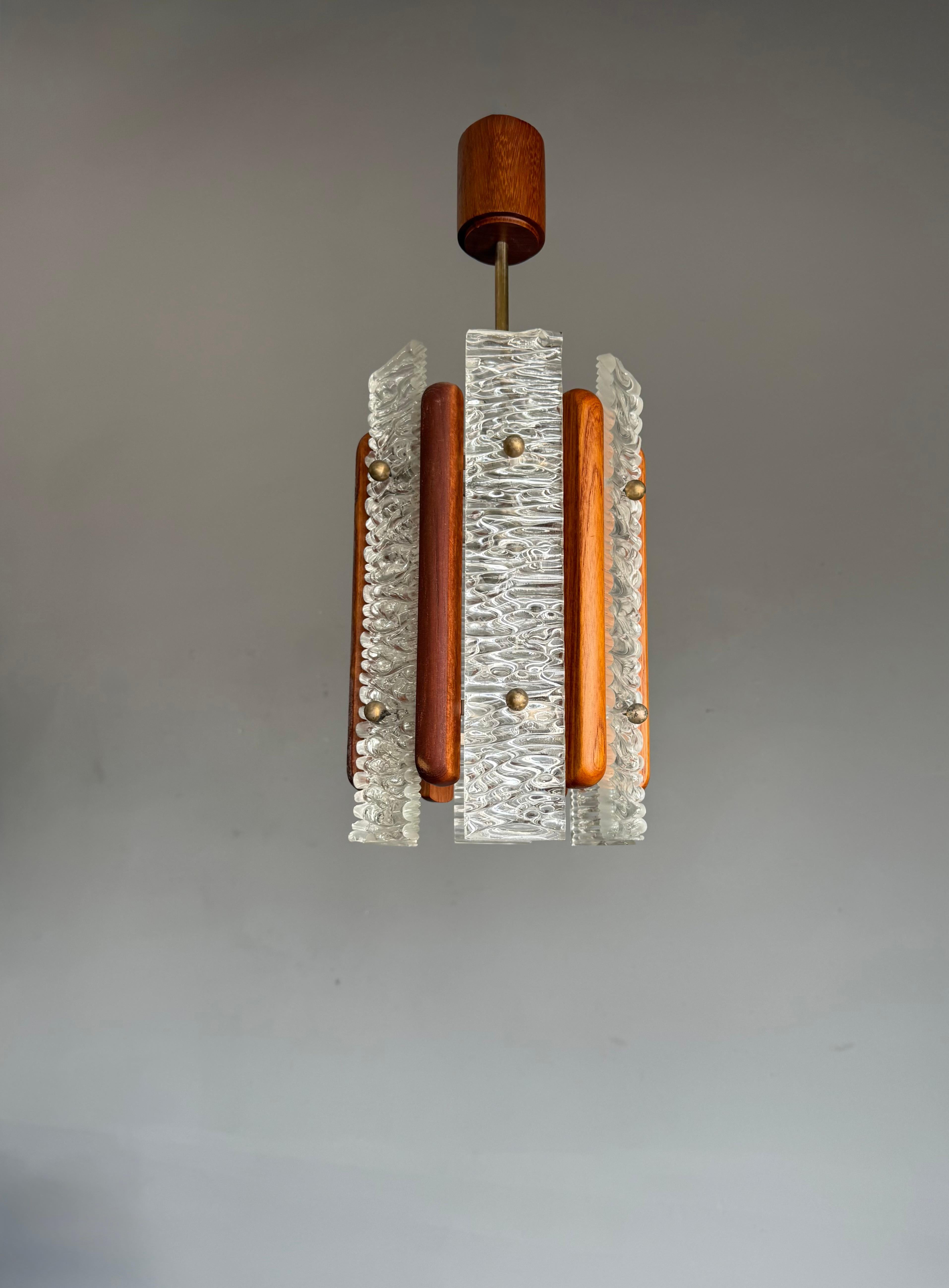 Scandinavian Mid-Century Modern Teak and Textured Glass Pendant Light, 1960s in vendita 4