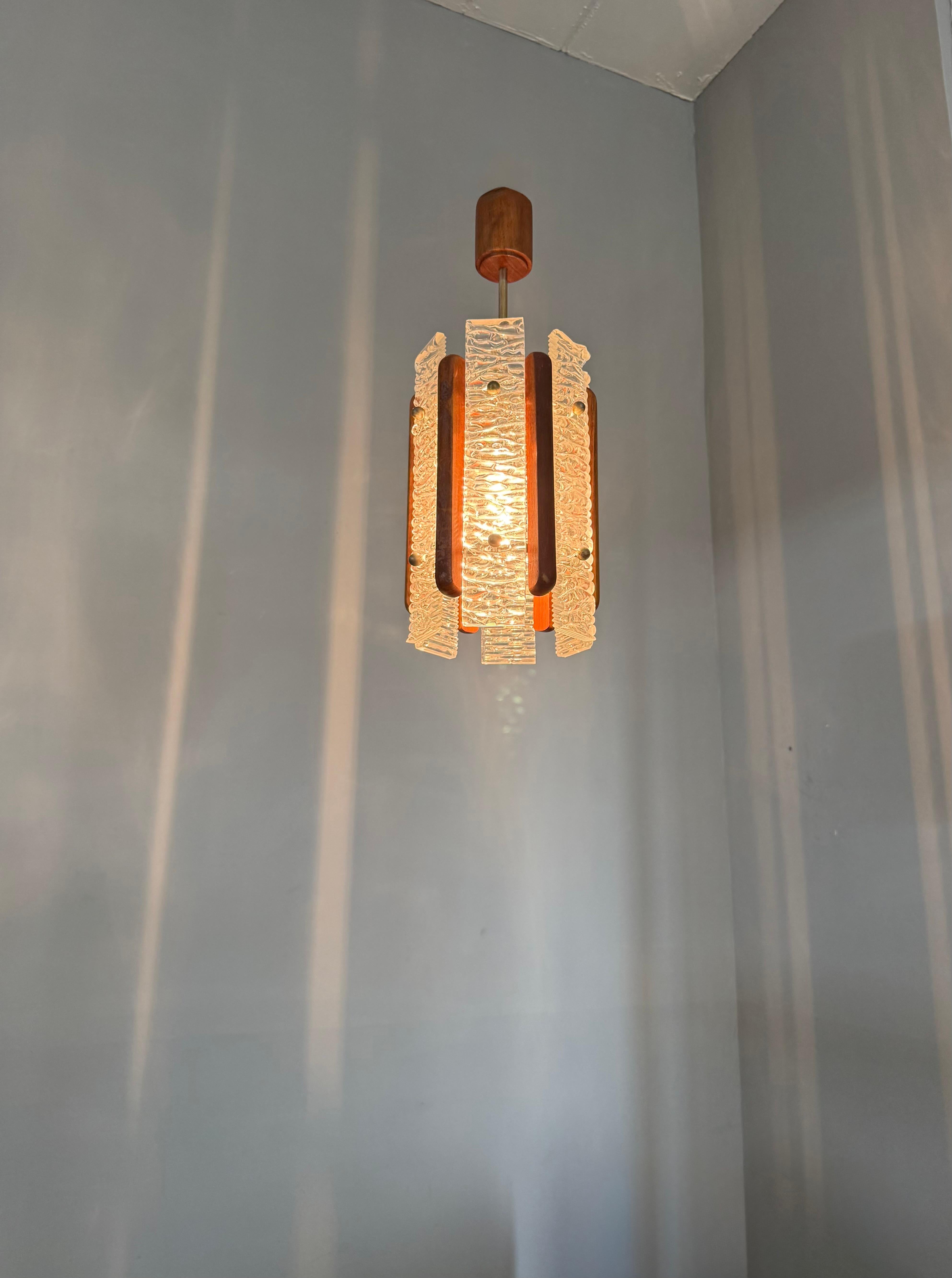 Scandinavian Mid-Century Modern Teak and Textured Glass Pendant Light, 1960s in vendita 7