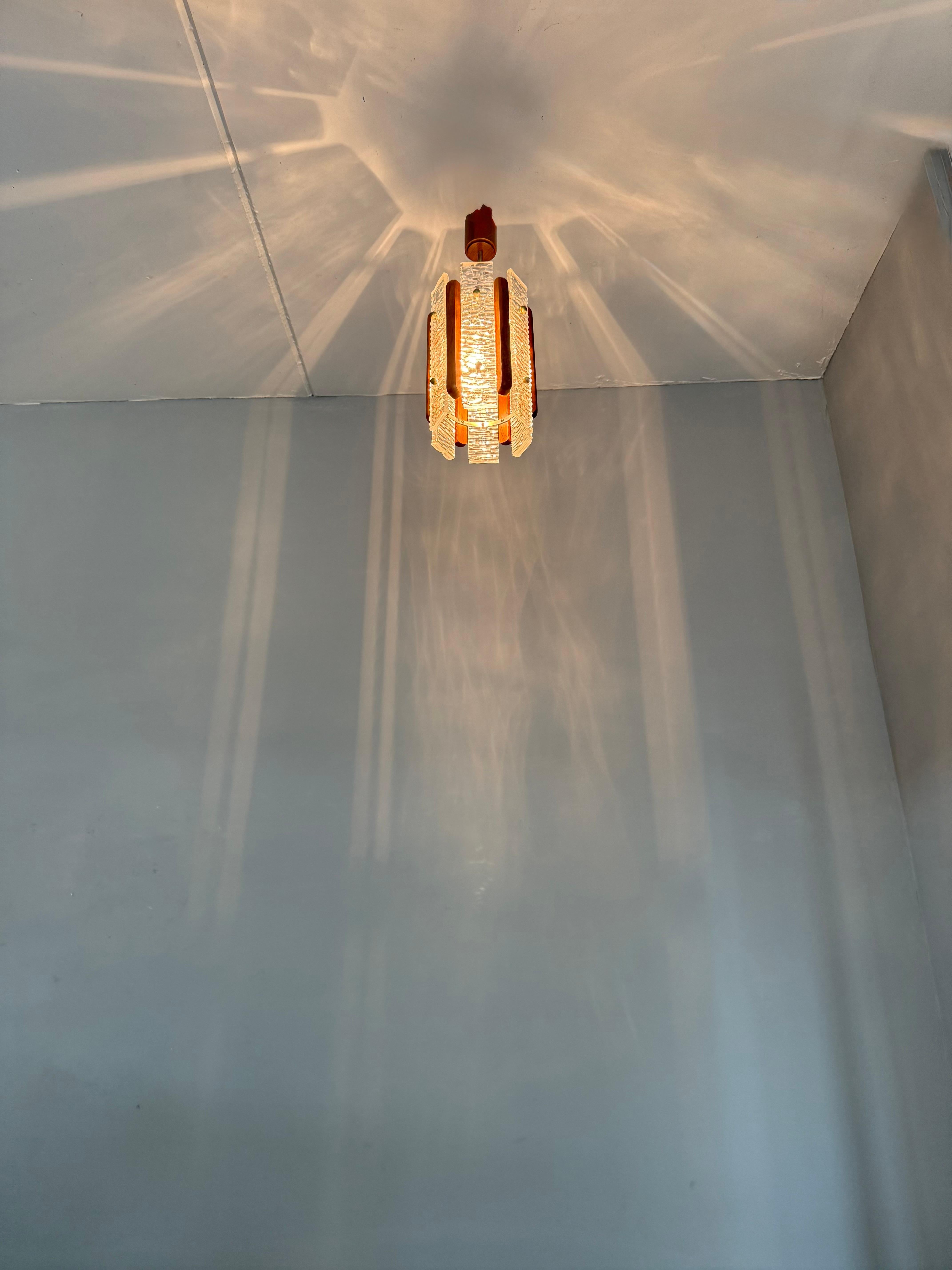 Mid-Century moderno Scandinavian Mid-Century Modern Teak and Textured Glass Pendant Light, 1960s in vendita