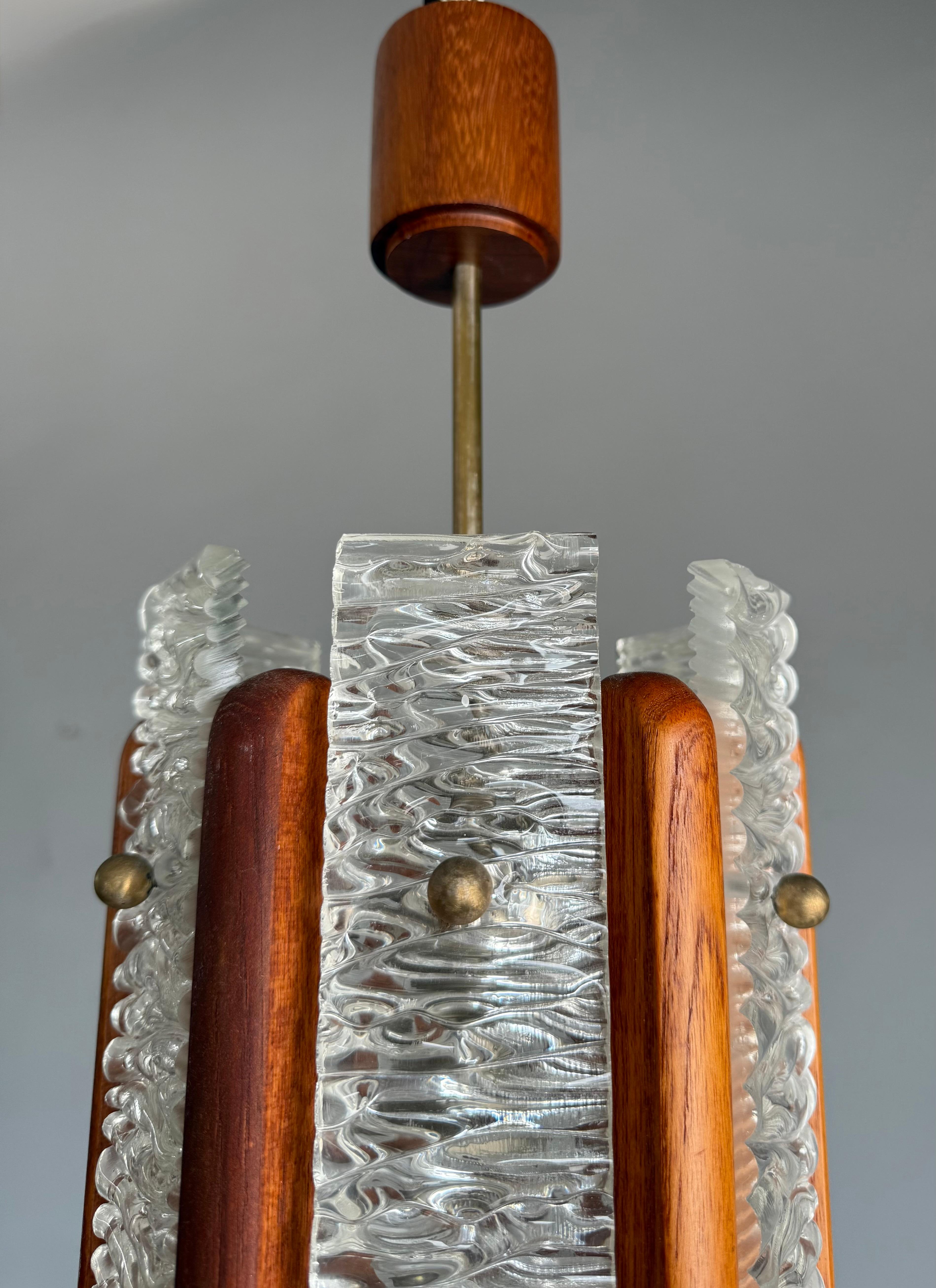 Metallo Scandinavian Mid-Century Modern Teak and Textured Glass Pendant Light, 1960s in vendita