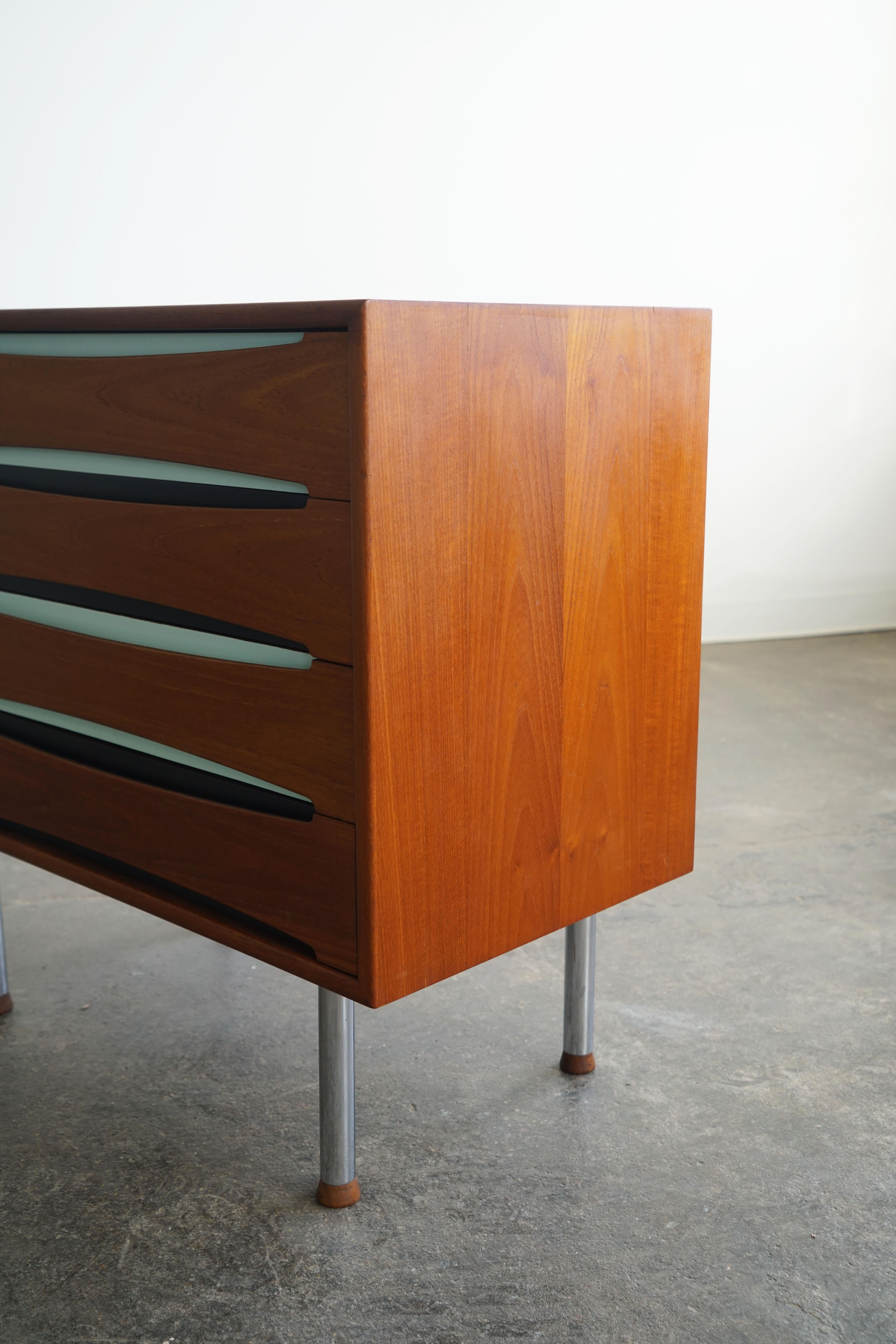 Scandinavian mid-century modern teak cabinet chest in the manner of Arne Vodder For Sale 4