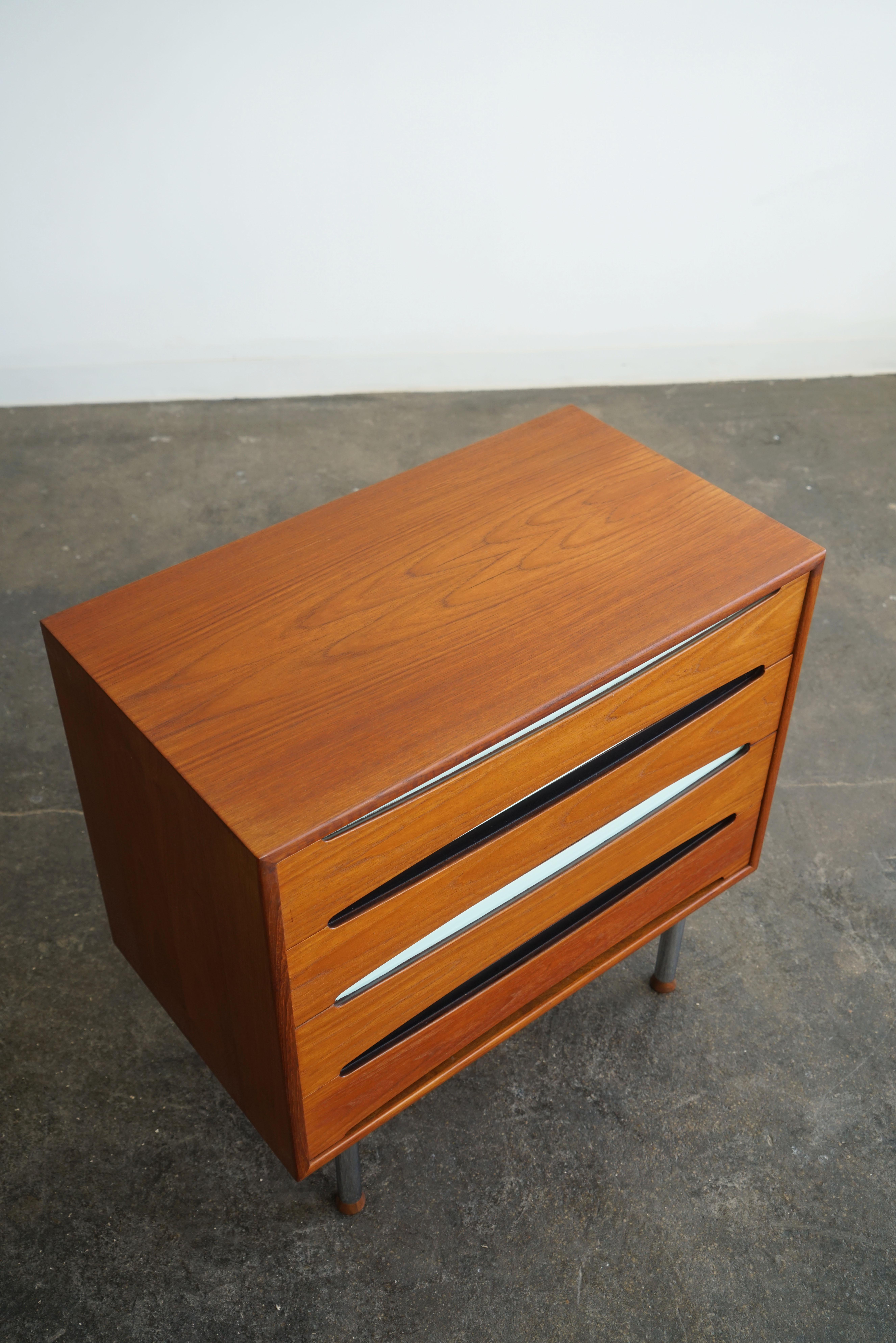 Scandinavian mid-century modern teak cabinet chest in the manner of Arne Vodder In Good Condition For Sale In Chicago, IL