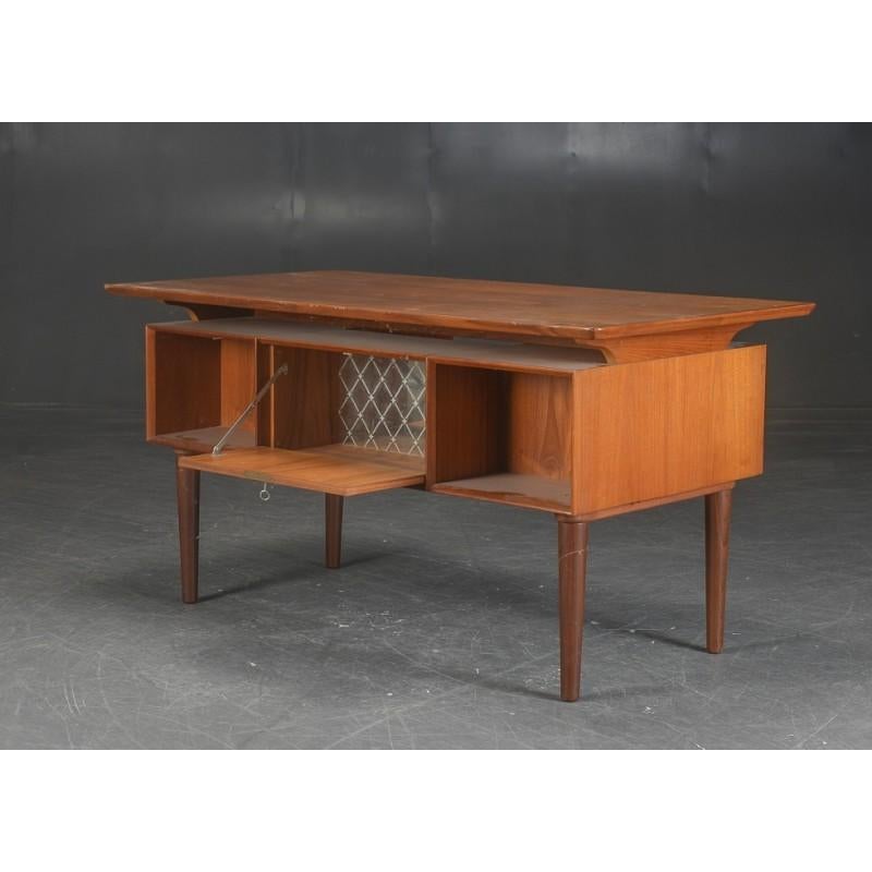 Danish design desk from circa 1960s, preserved in very good condition.
Under process of renovation.