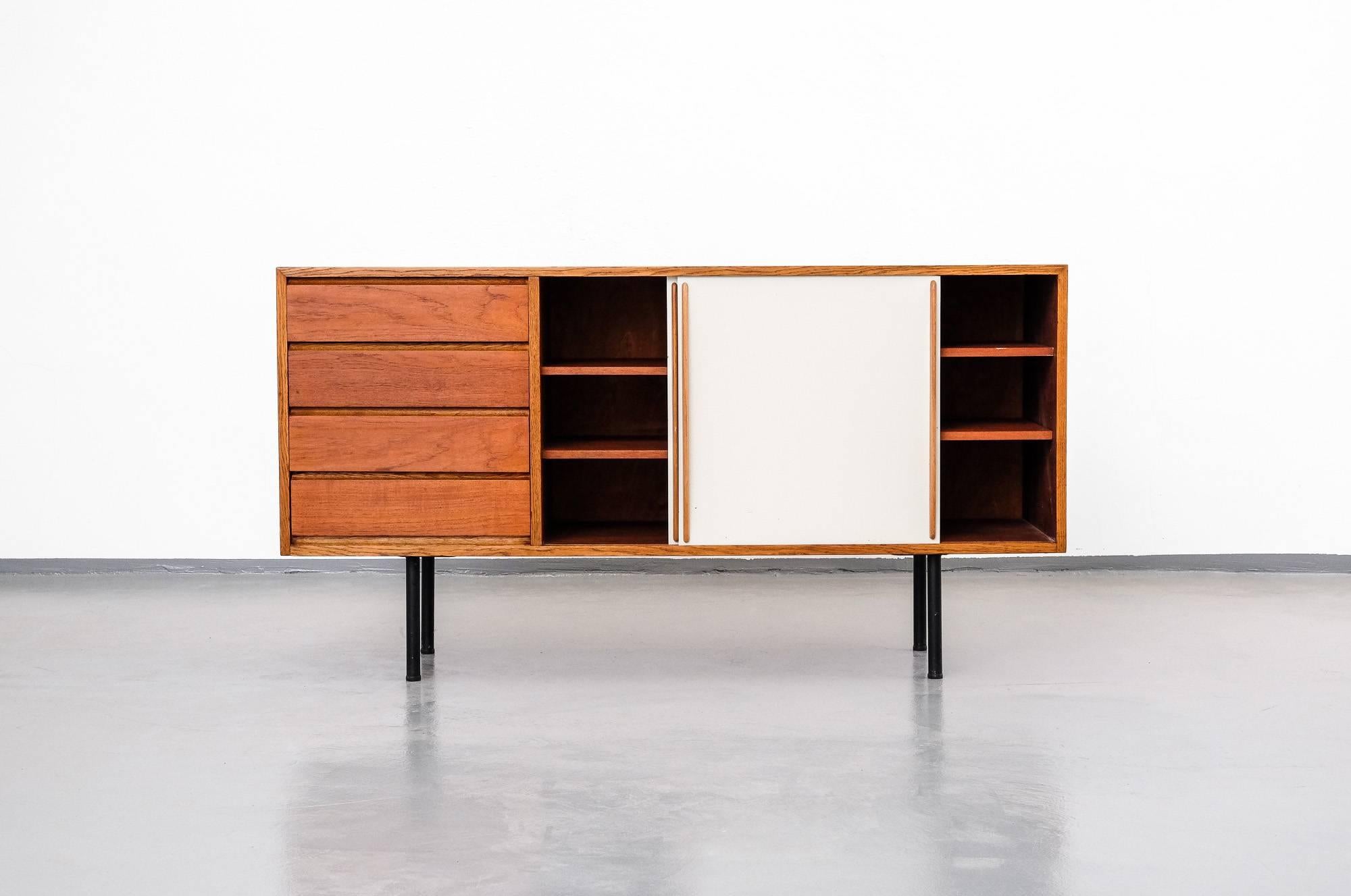 Skandinavisches Mid-Century Modern-Sideboard aus Teakholz, Modell 4004, Olli Borg/Asko, 1955 2
