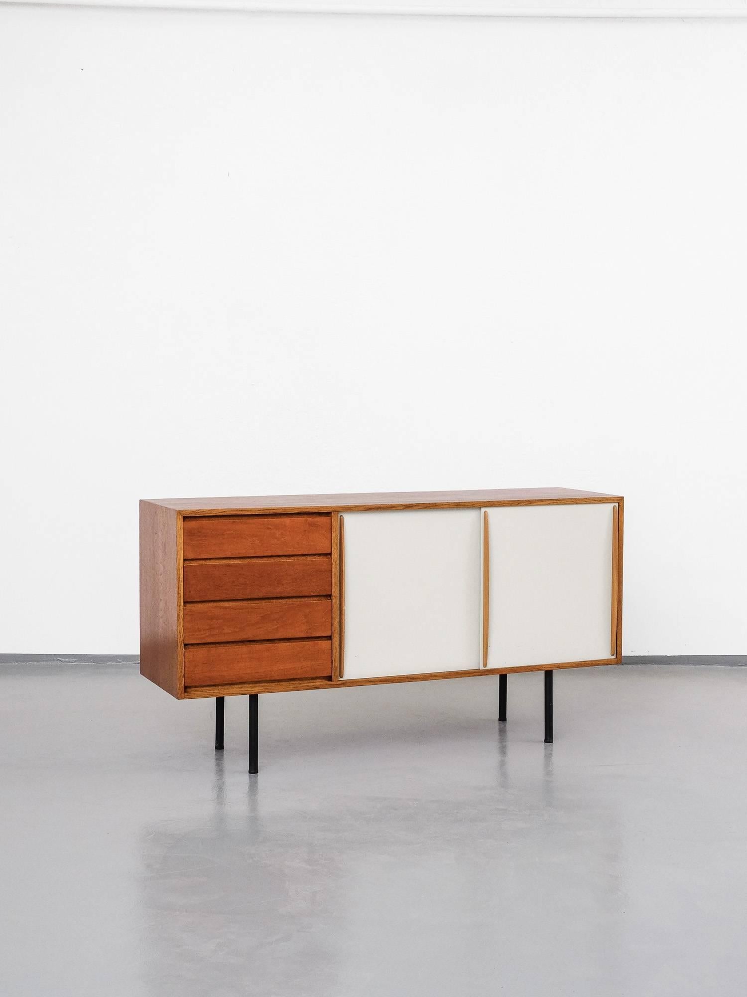 Sideboard aus Teakholz, Modell 4004, entworfen 1955 von Olli Borg für das finnische Unternehmen Asko. Teakholzfurnier und schwarze Metallbeine. Set aus vier Schubladen, zwei Schiebetüren und einem Innenraum mit Einlegeböden.
