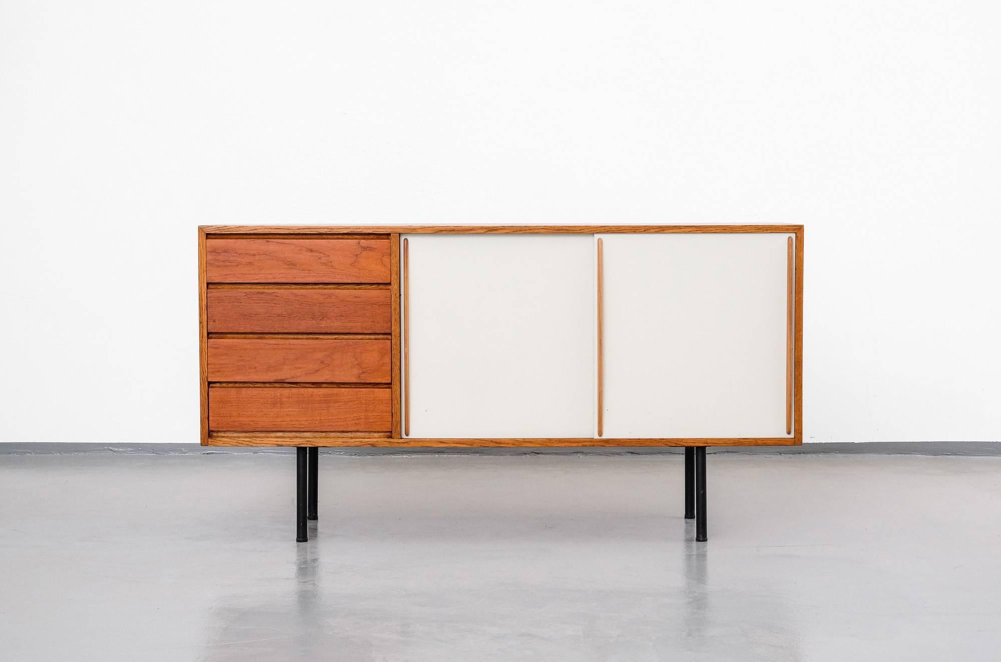 Skandinavisches Mid-Century Modern-Sideboard aus Teakholz, Modell 4004, Olli Borg/Asko, 1955 (Moderne der Mitte des Jahrhunderts)