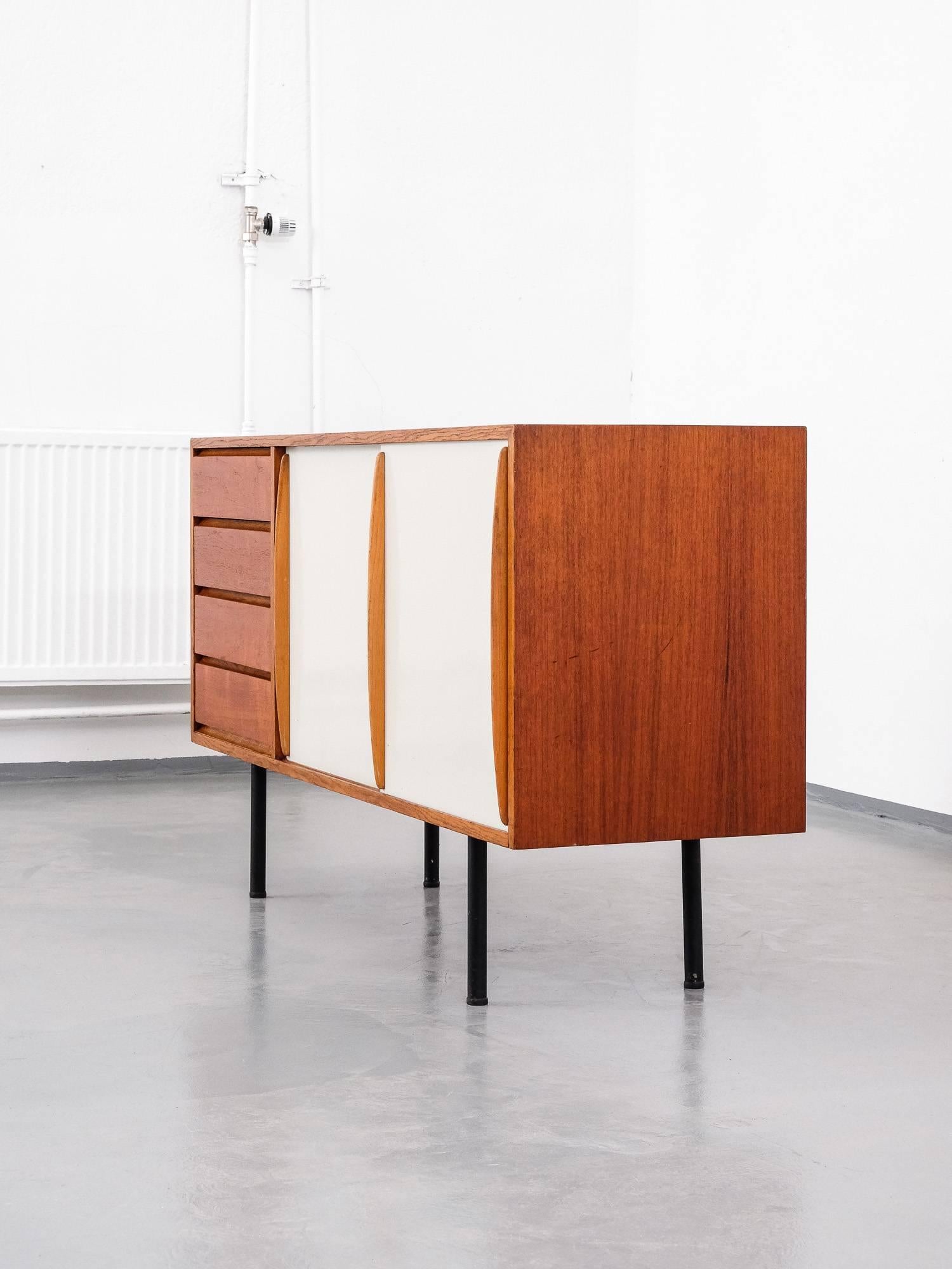 Skandinavisches Mid-Century Modern-Sideboard aus Teakholz, Modell 4004, Olli Borg/Asko, 1955 im Zustand „Gut“ in Karis, Nyland