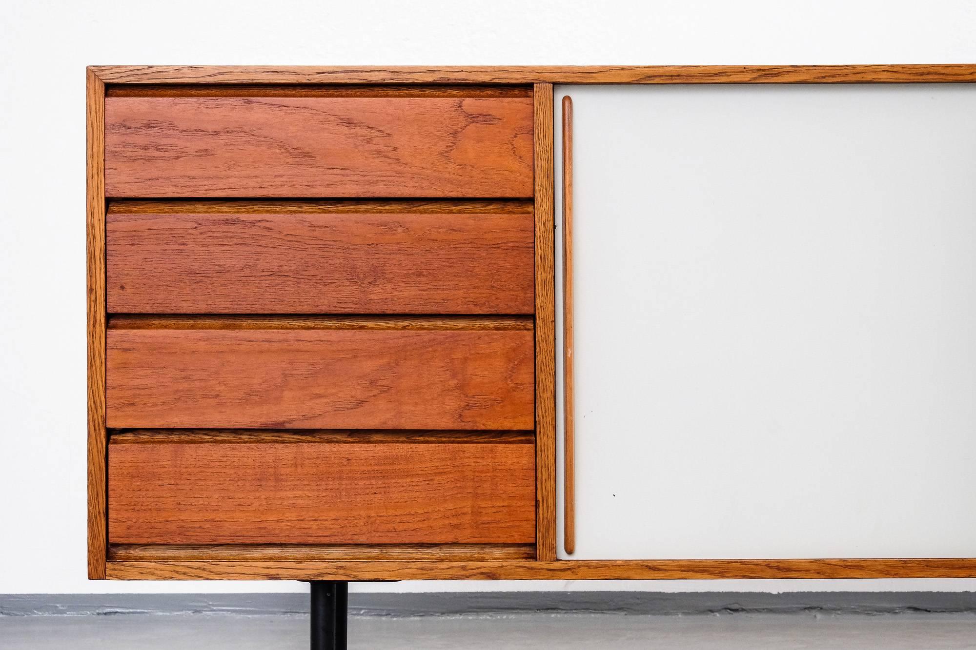 Skandinavisches Mid-Century Modern-Sideboard aus Teakholz, Modell 4004, Olli Borg/Asko, 1955 (Metall)