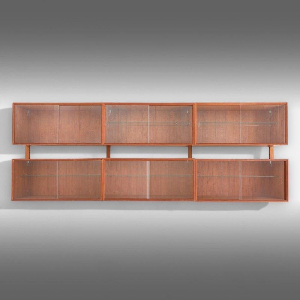 Estantería de pared noruega de mediados de siglo, teca, Noruega, 1967

Esta elegante estantería de pared, diseñada en Noruega hacia 1965, es un excelente ejemplo del diseño escandinavo de mediados de siglo. Adquirida a Mobelfirmaet C. Thomassen en