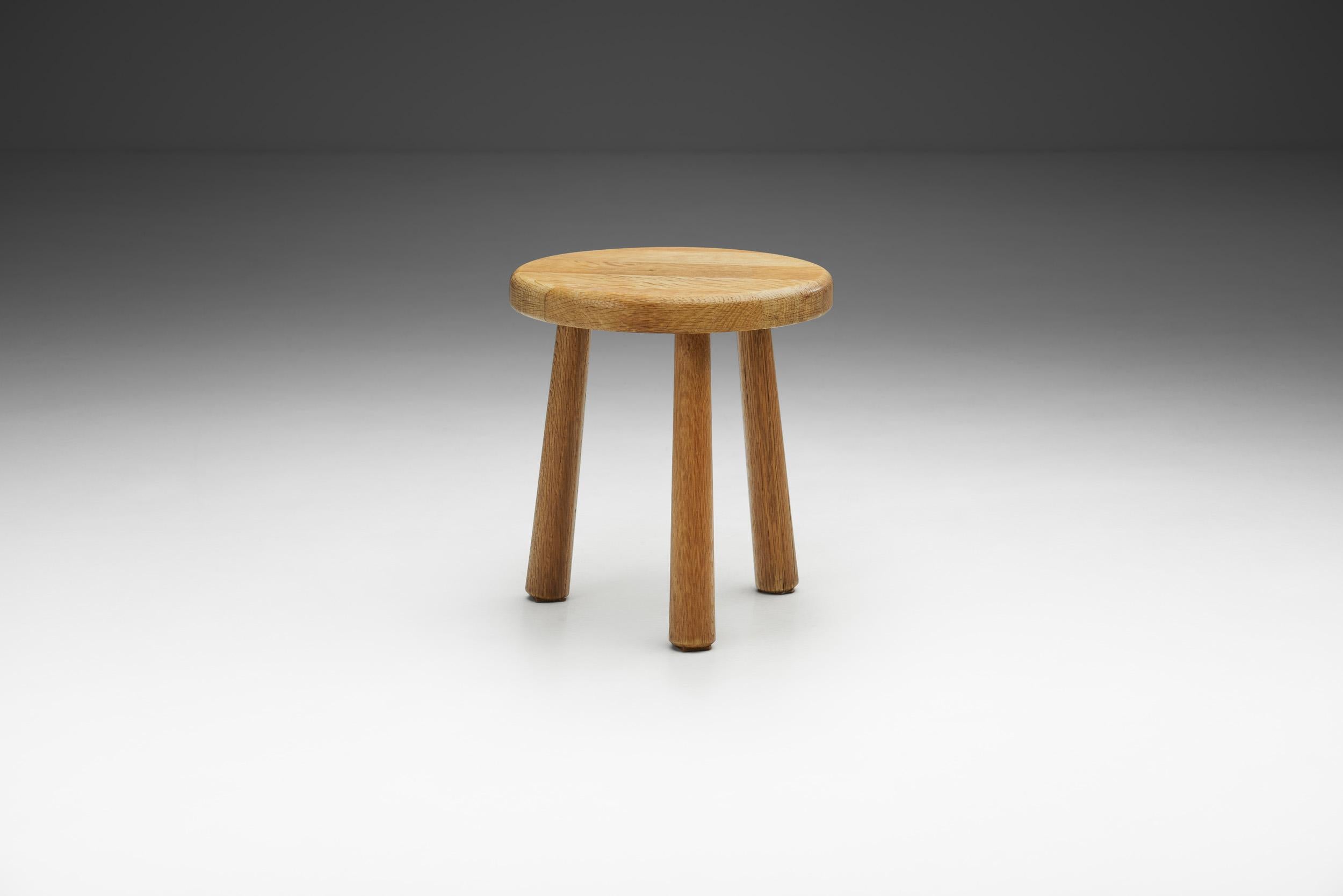 The design of this Dutch-made stool is characterized by a minimal, clean approach that seeks to combine functionality with beauty. Its focus is on simple lines and light spaces, devoid of clutter. Accordingly, form and function collide in this