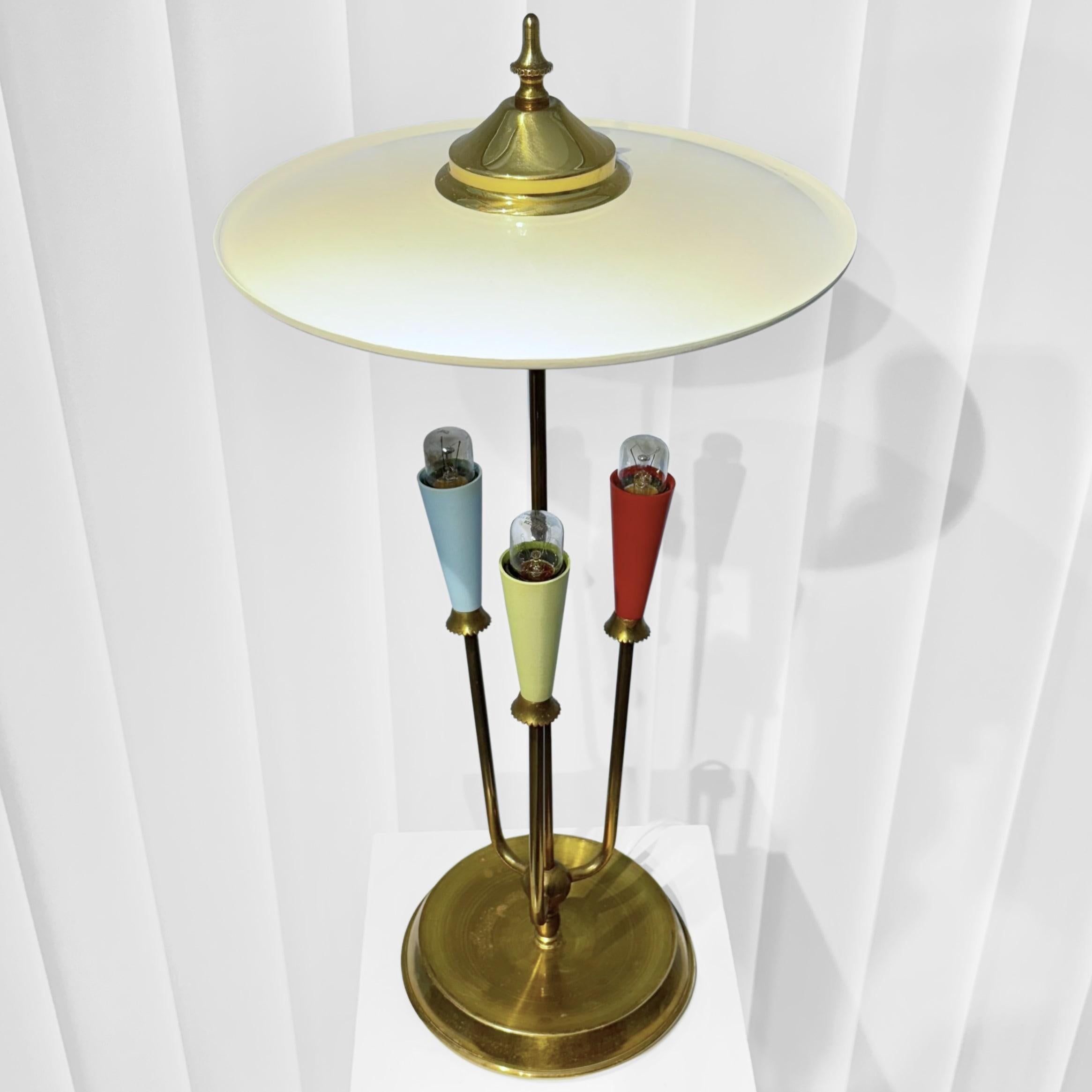 Lampe de table scandinave moderniste du milieu du siècle, laiton et acier, Danemark, années 1950 Bon état - En vente à Forserum, SE