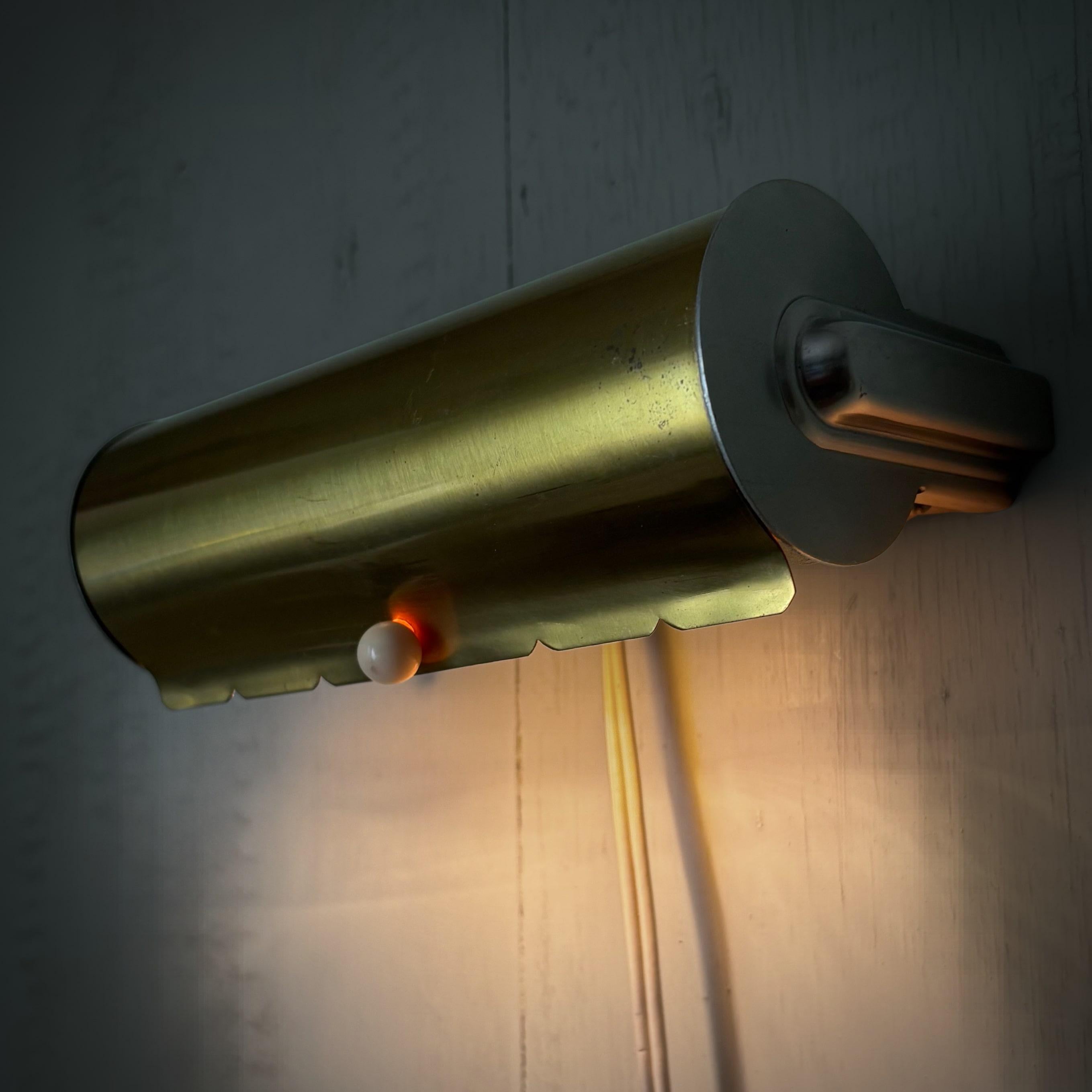 Lámpara de pared modernista escandinava de mediados de siglo, latón y acero, Suecia, años 50 en Bueno estado para la venta en Forserum, SE