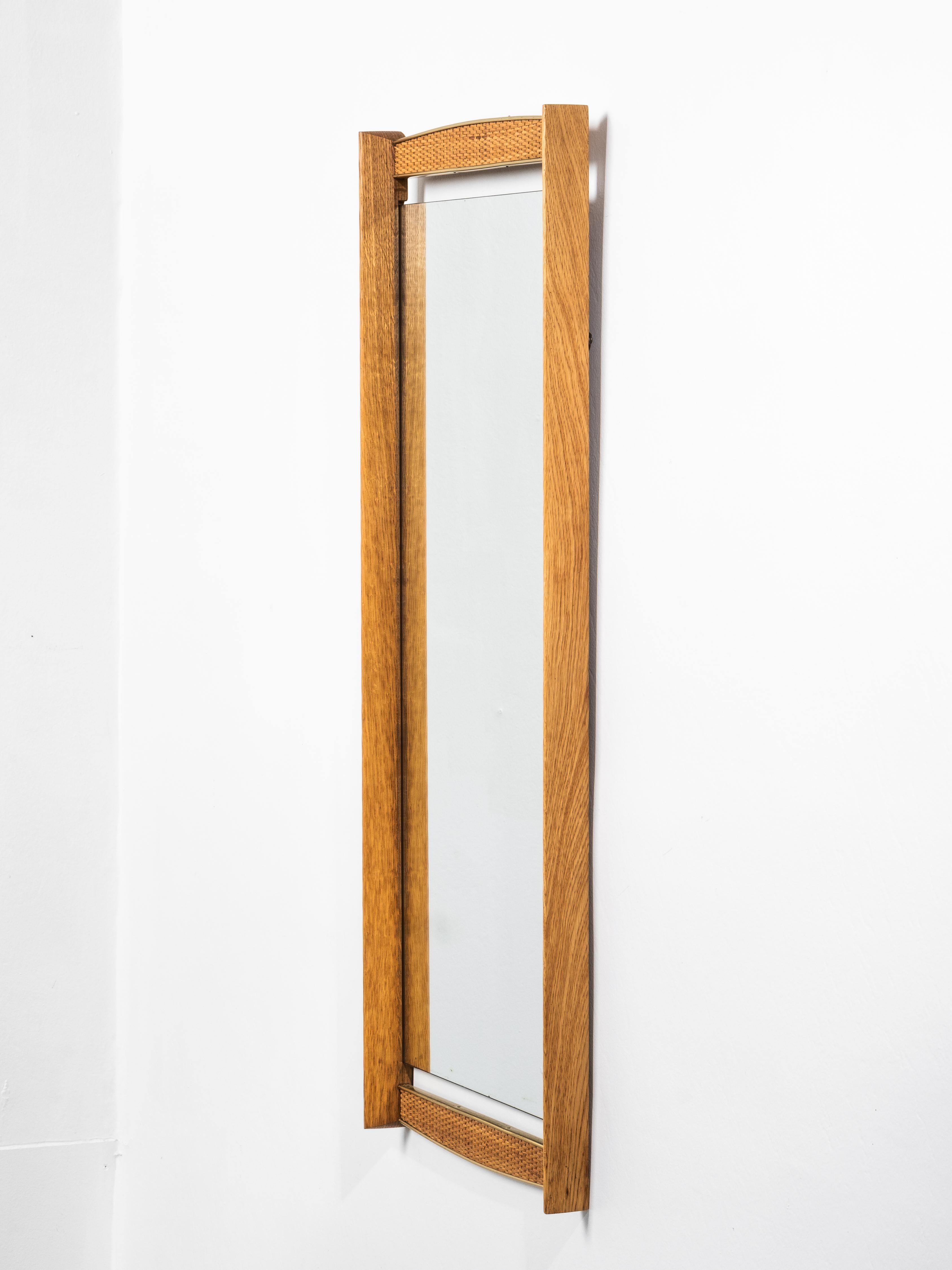 Scandinave moderne Miroir mural scandinave du milieu du siècle en chêne, laiton et rotin, années 1950 en vente